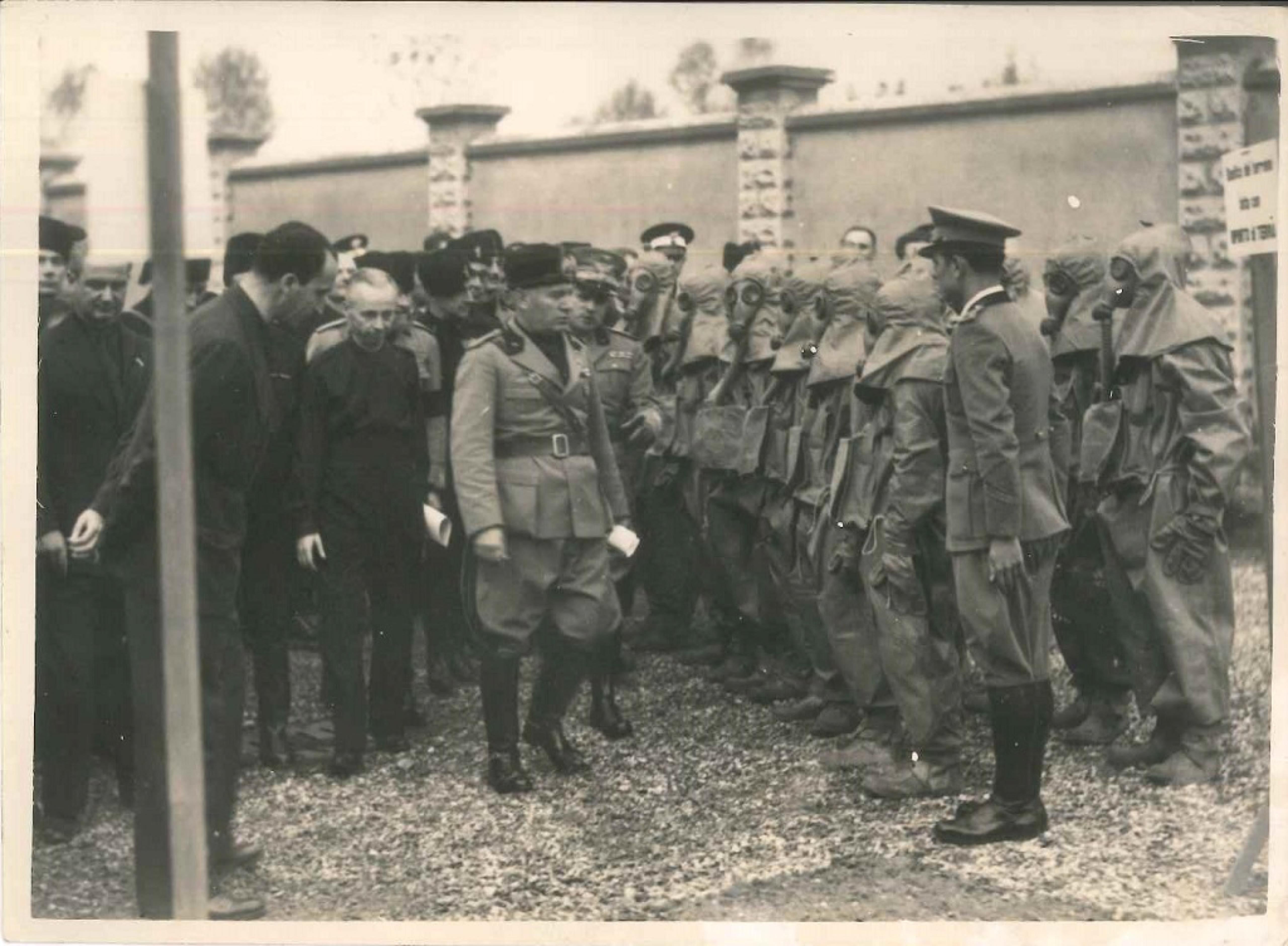 Unknown Figurative Photograph – The Visit of the Duce - Vintage-Foto - 1930er Jahre
