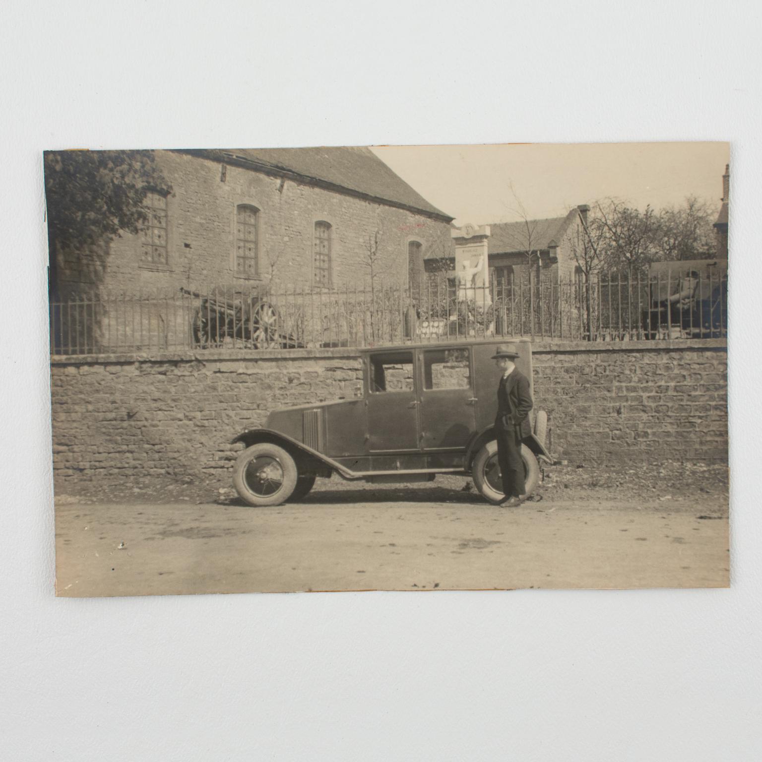 Il monumento ai caduti di Blagny, Francia 1926 Fotografia alla gelatina d'argento in bianco e nero - Photograph Art Déco di Unknown