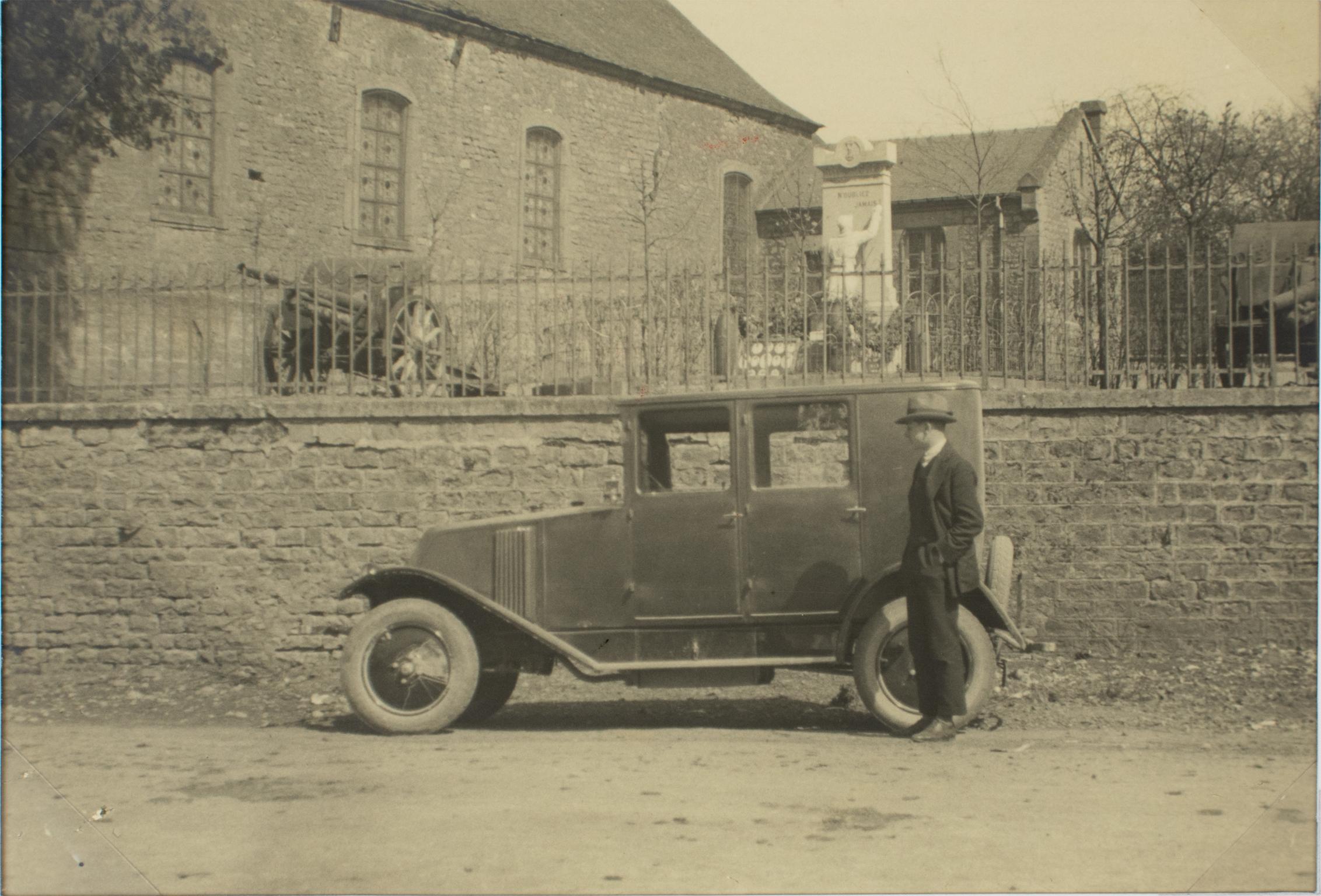 Il monumento ai caduti di Blagny, Francia 1926 Fotografia alla gelatina d'argento in bianco e nero in vendita 1