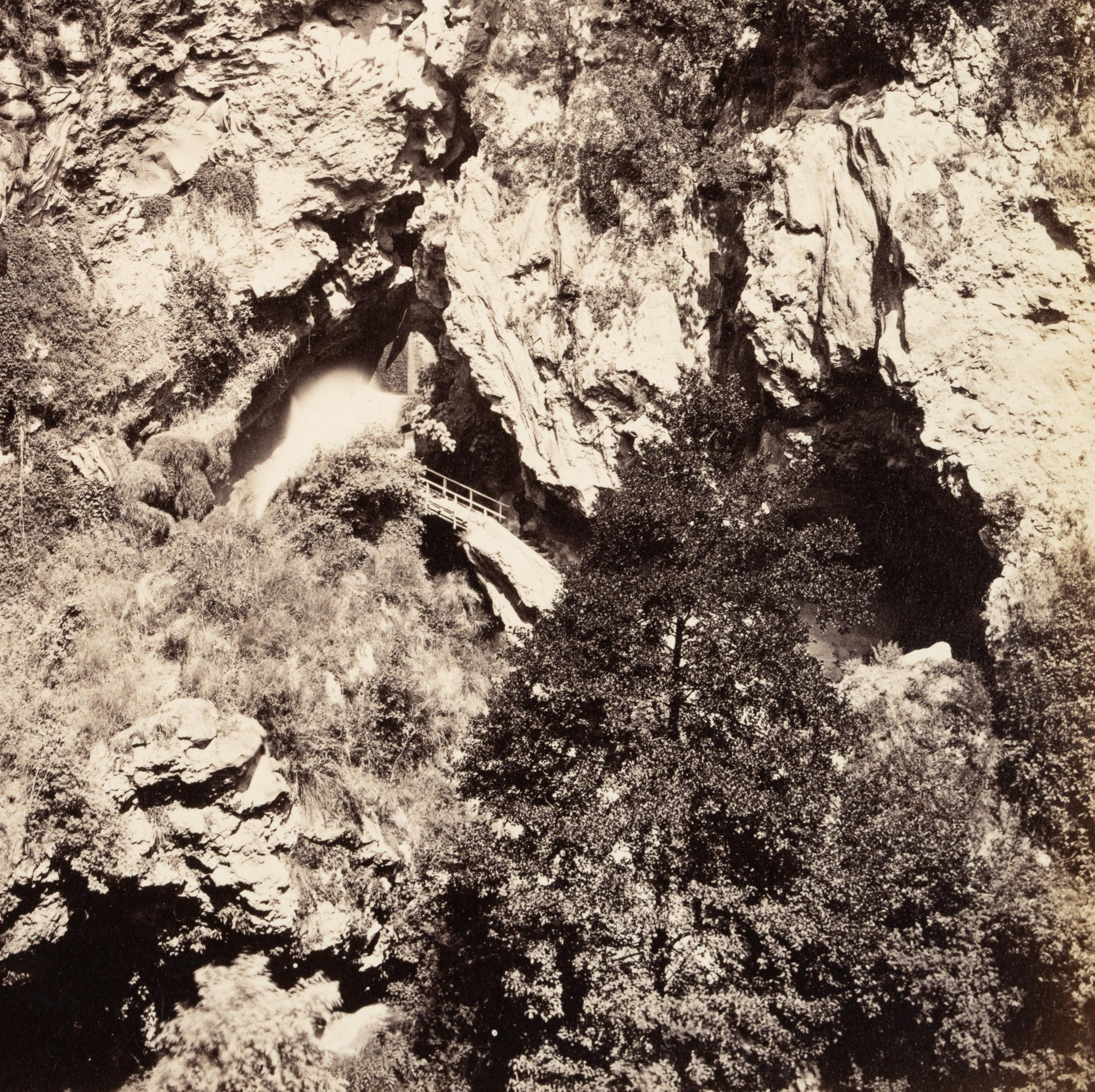 Fratelli Alinari (19th century) Circle: The waterfalls at Tivoli View of the waterfall, gorges and up to the Temple of Vesta from the opposite side, c. 1880, albumen paper print

Technique: albumen paper print, mounted on Cardboard

Inscription: At