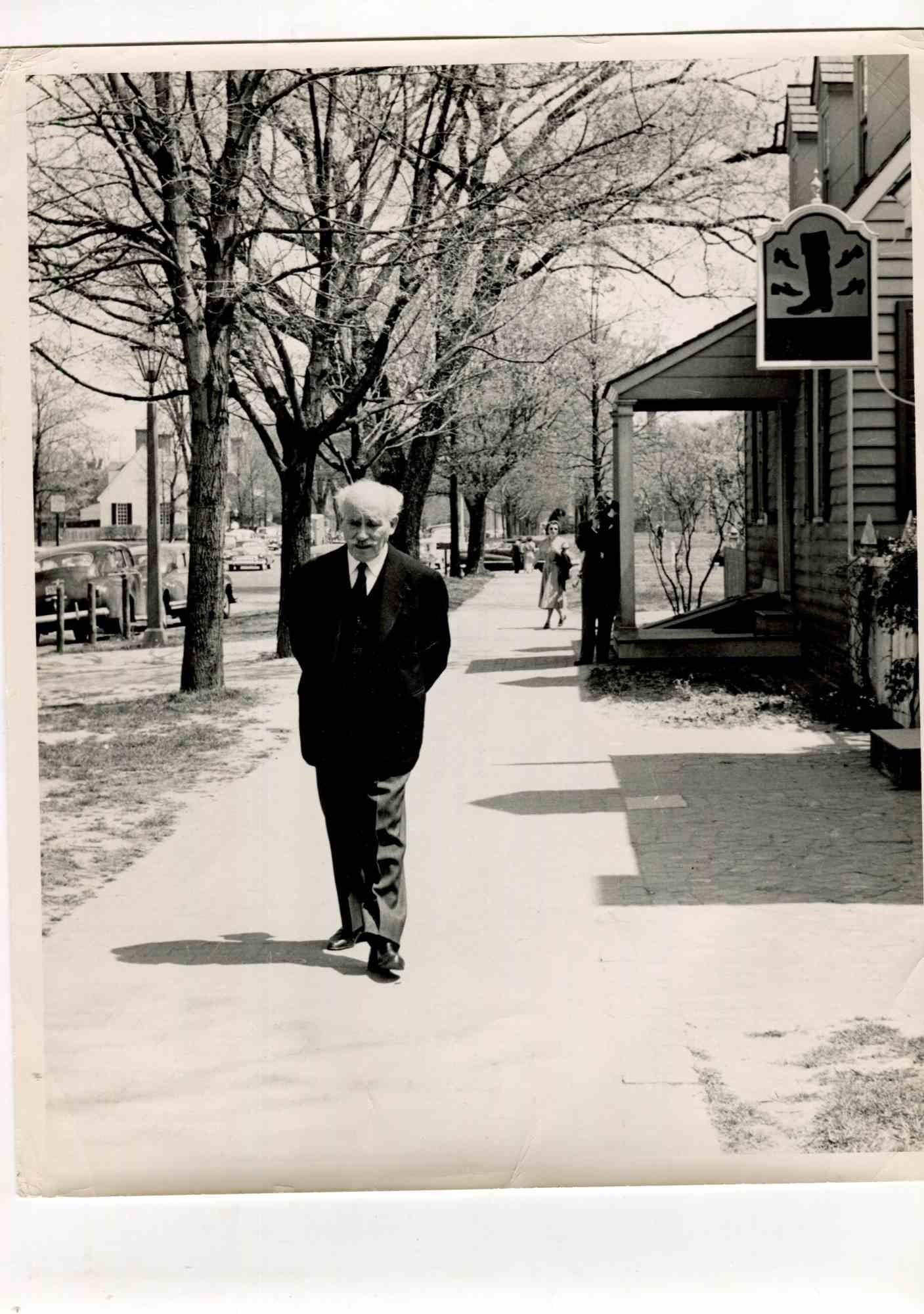 Unknown Figurative Photograph – Toscanini beim Spaziergang in Williamsbu – amerikanische Vintage-Fotografie – Mitte des 20. Jahrhunderts