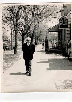 Toscanini beim Spaziergang in Williamsbu – amerikanische Vintage-Fotografie – Mitte des 20. Jahrhunderts