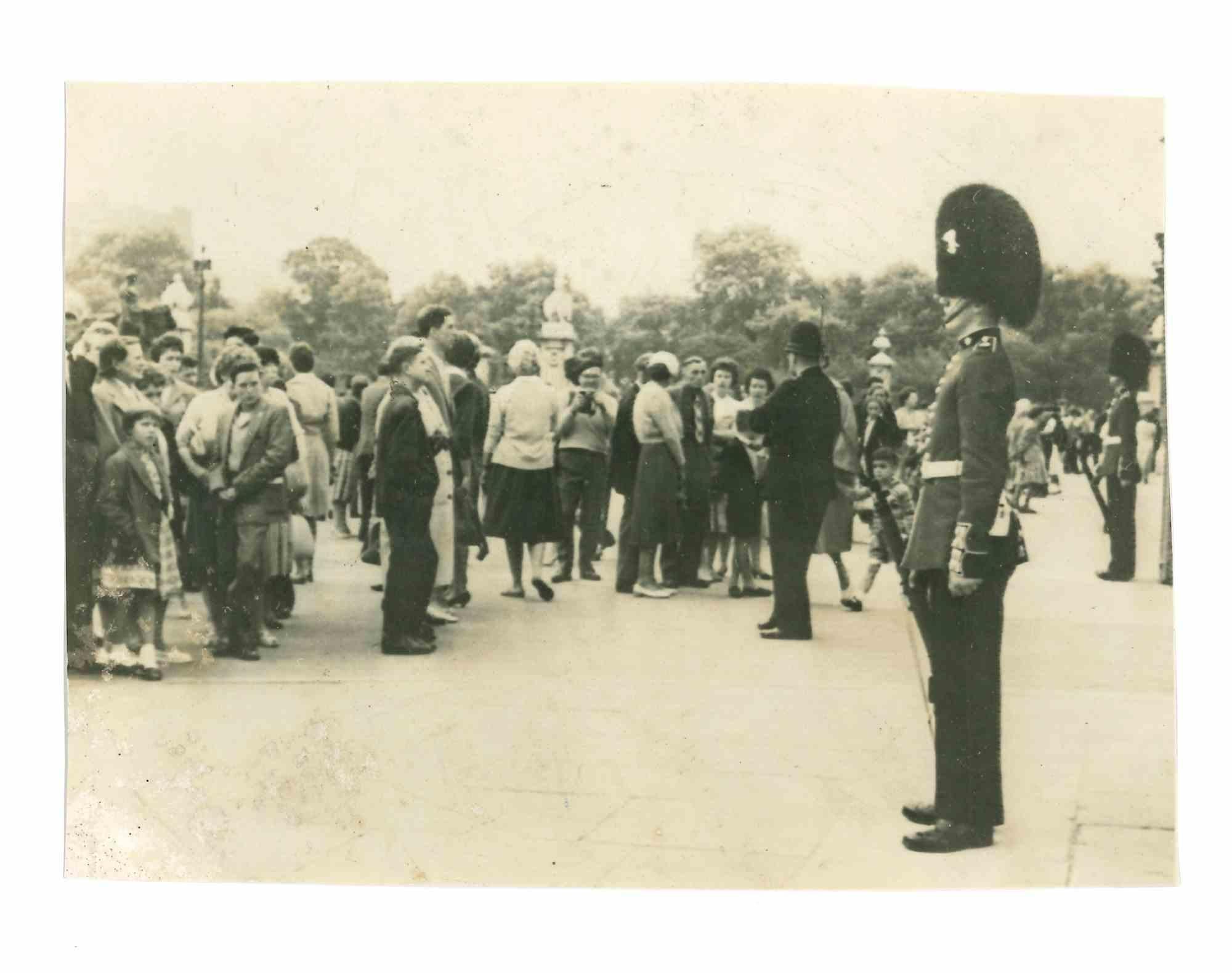 Unknown Figurative Photograph - Tourists in front of Buckingham Palace - 1960s