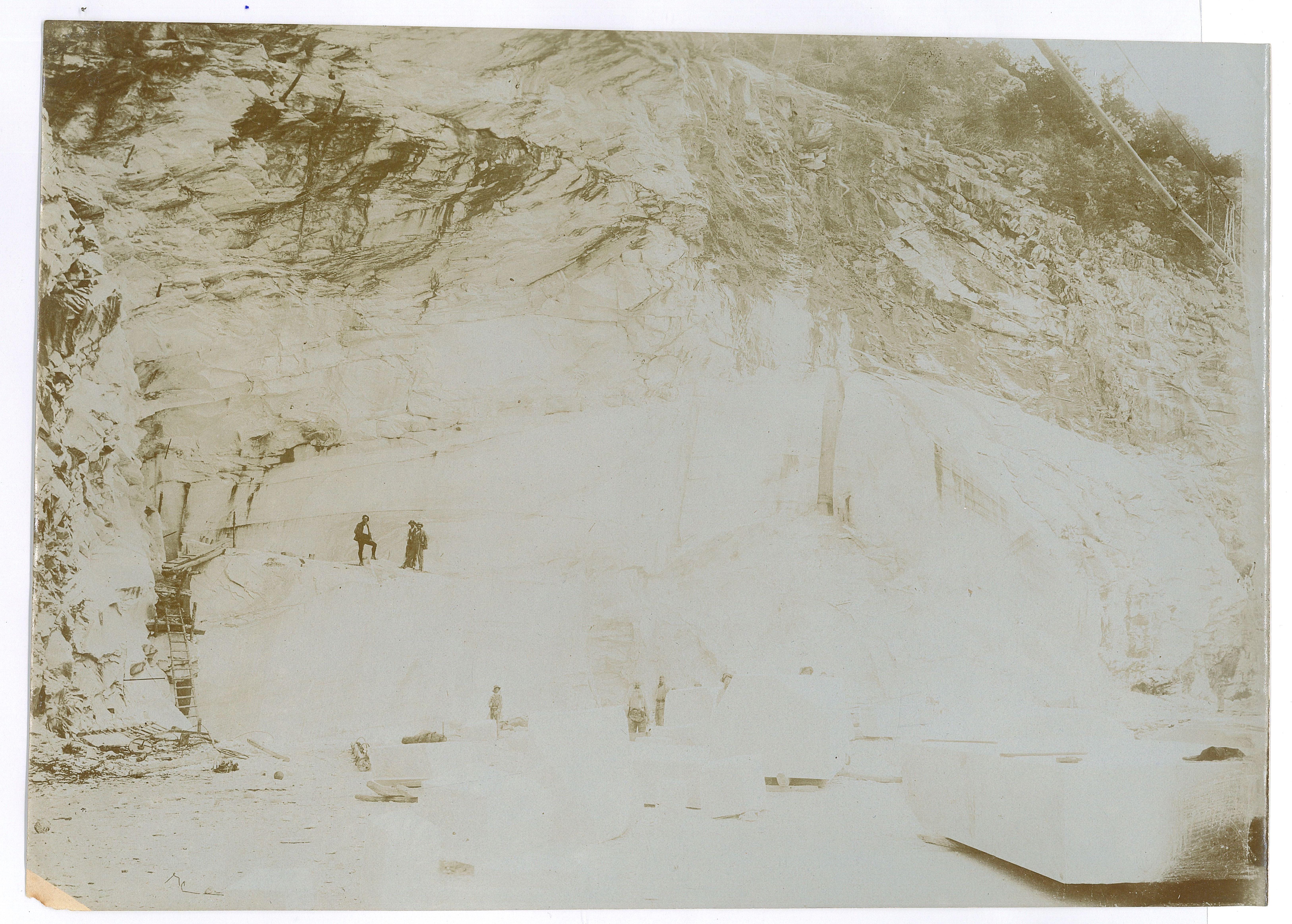 Landscape Photograph Unknown - Transportation de blocs de marbre - Photo vintage, années 1910