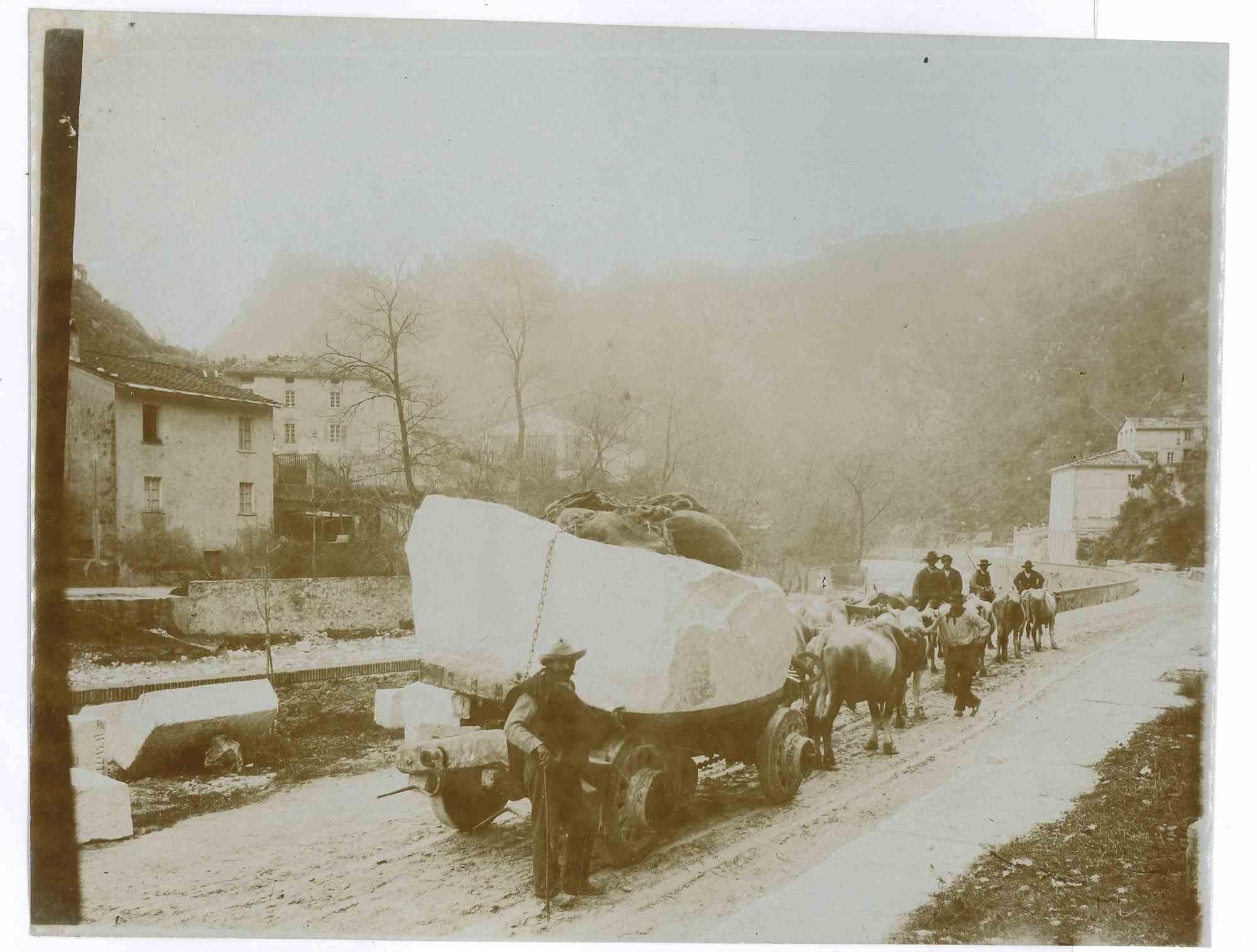 Unknown Landscape Photograph – Transport von Marmorblöcken – Vintage-Foto – 1910er Jahre