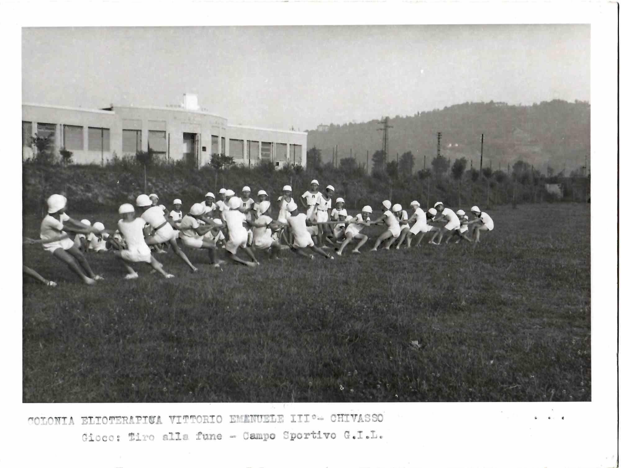 Black and White Photograph Unknown - Tug of War - photo vintage B/W des années 1930