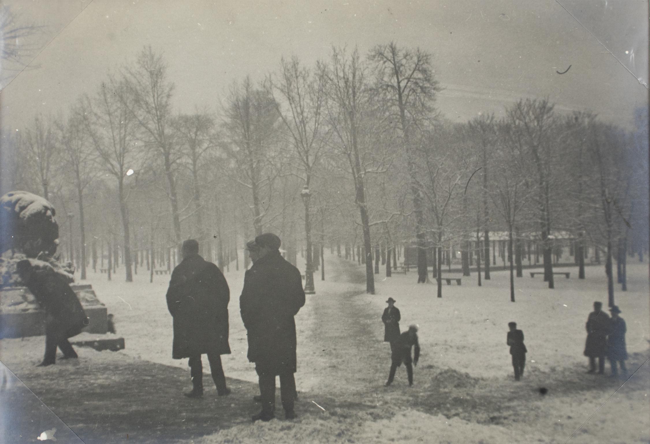 Unknown Landscape Photograph – Tuileriengarten in Paris unter dem Schnee 1926, Silber-Gelatine-B/W-Fotografie