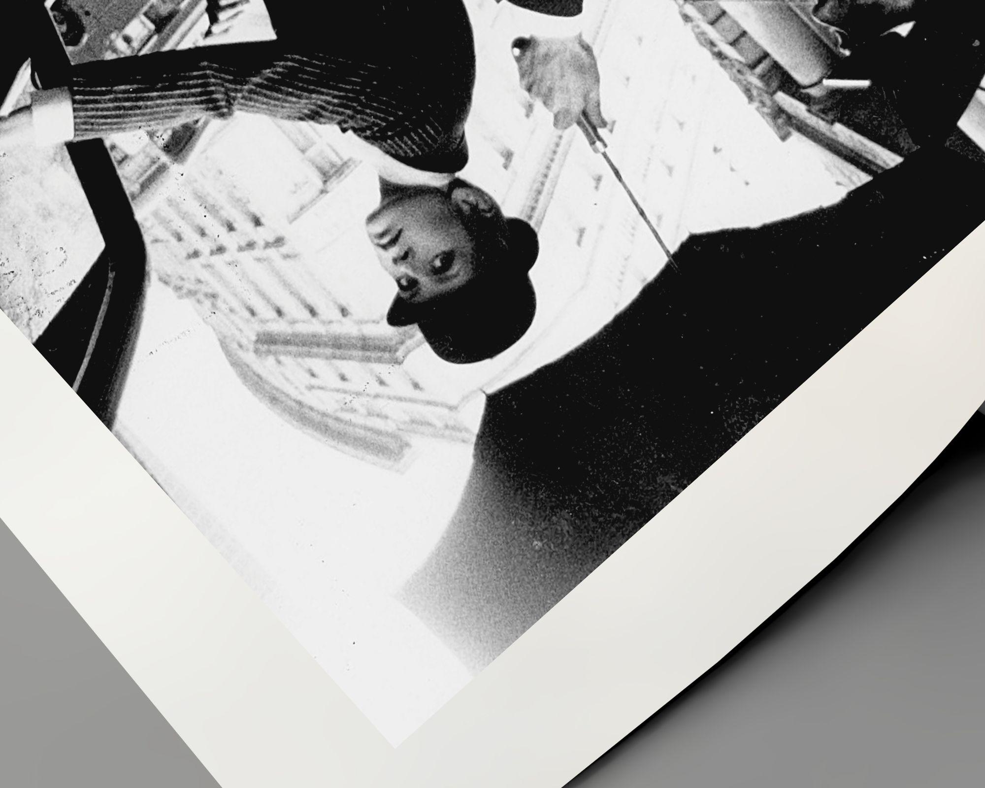 Twiggy che sale in auto - Photograph Contemporaneo di Unknown