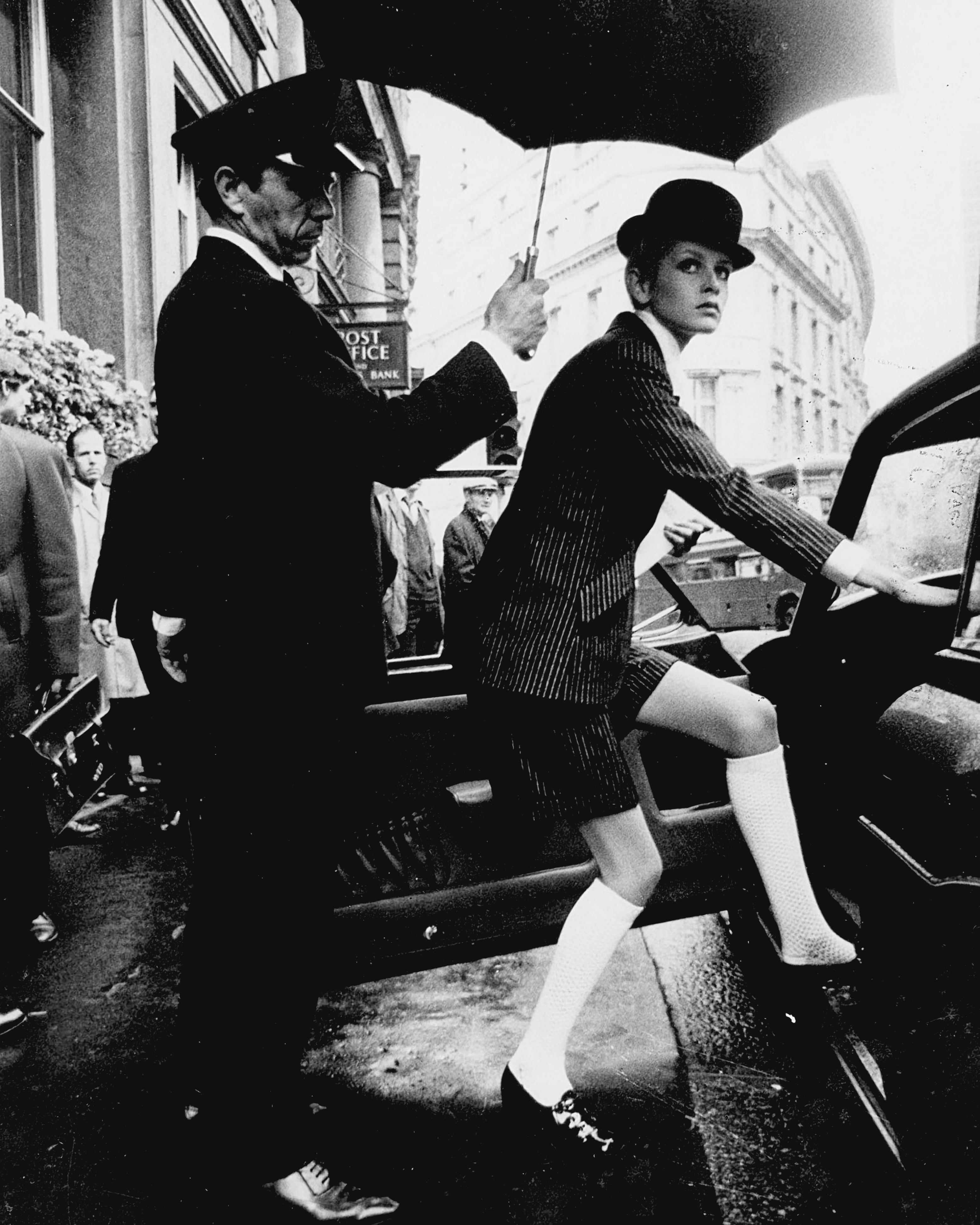 Black and White Photograph di Unknown - Twiggy che sale in auto