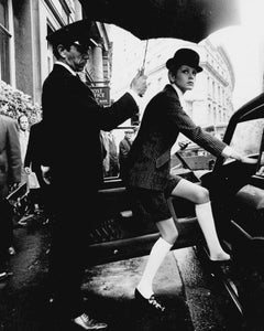 Twiggy beim Autofahren