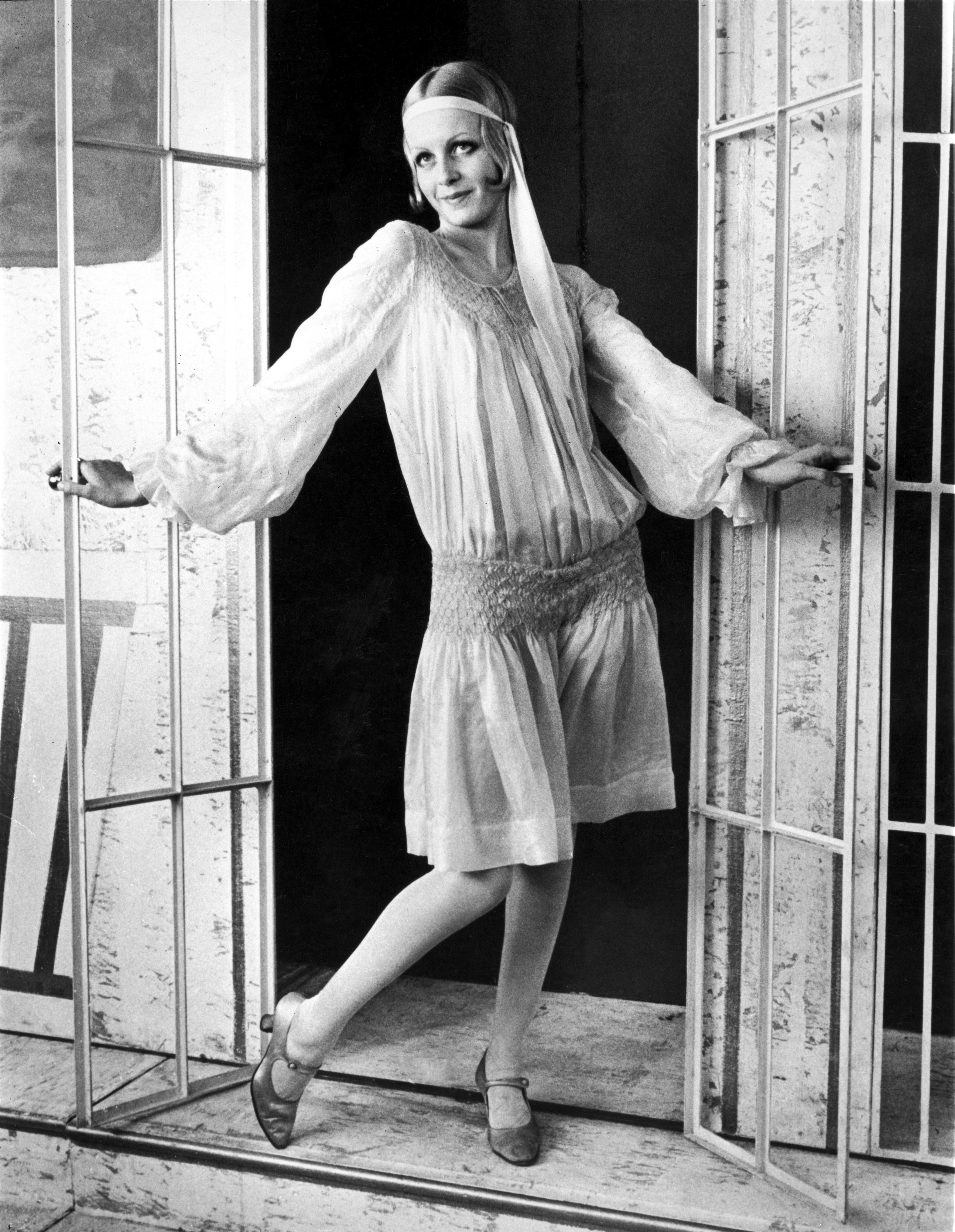 Unknown Black and White Photograph - Twiggy Mod Posed in Doorway Movie Star News Fine Art Print
