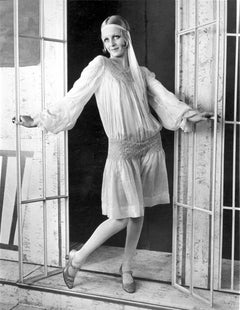 Twiggy posa en la puerta