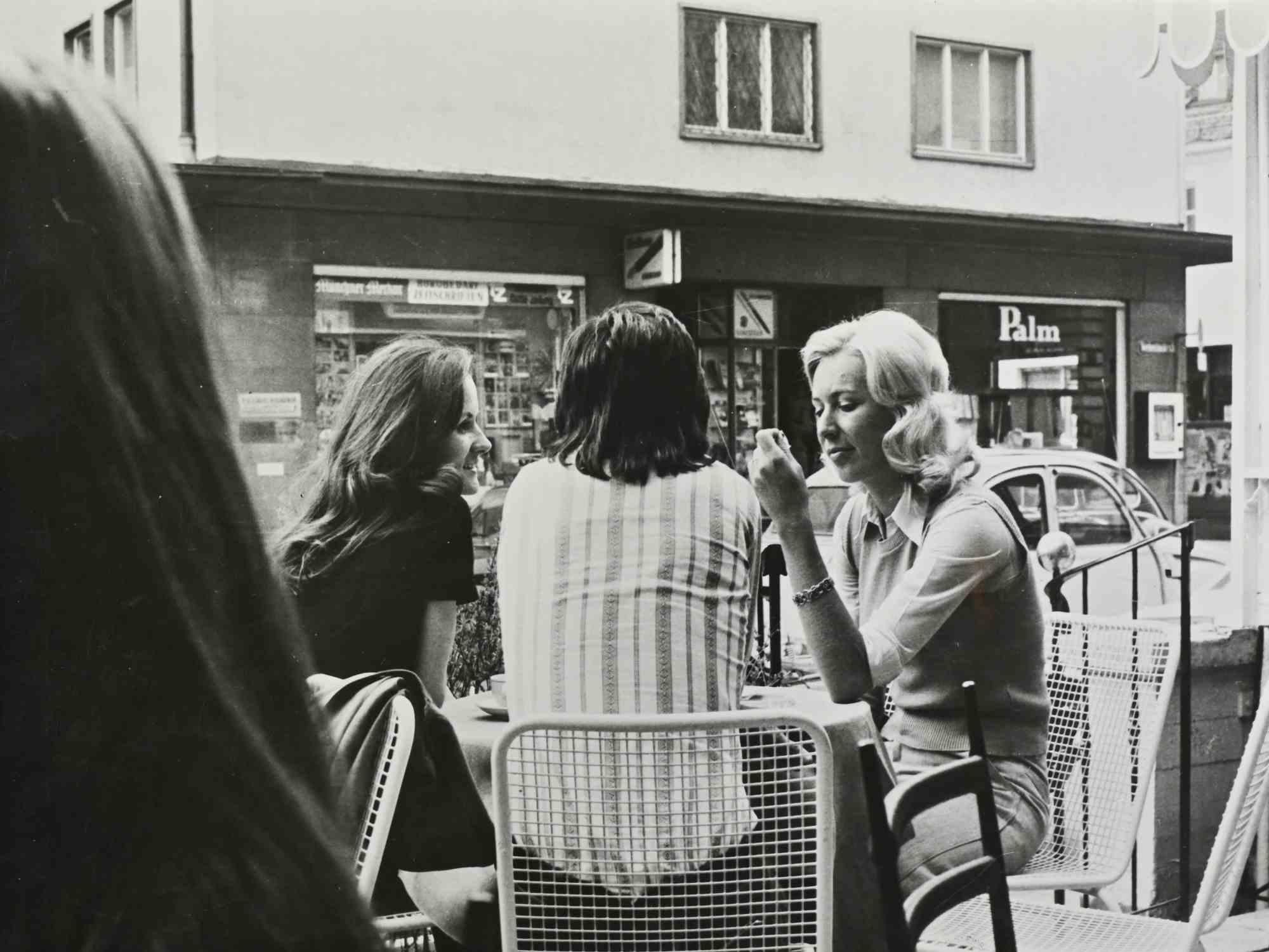 Figurative Photograph Unknown - Deux conversations au bar - Photographie vintage du milieu du 20e siècle