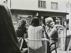 Zwei Chatting at the Bar – Vintage-Fotografie – Mitte des 20. Jahrhunderts