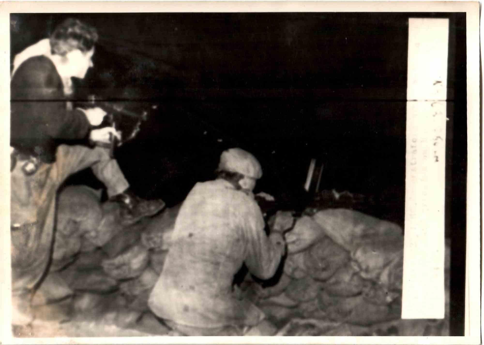 Black and White Photograph Unknown - Deux demonstrateurs en fusil, Algérie - Photographie vintage, milieu du 20e siècle