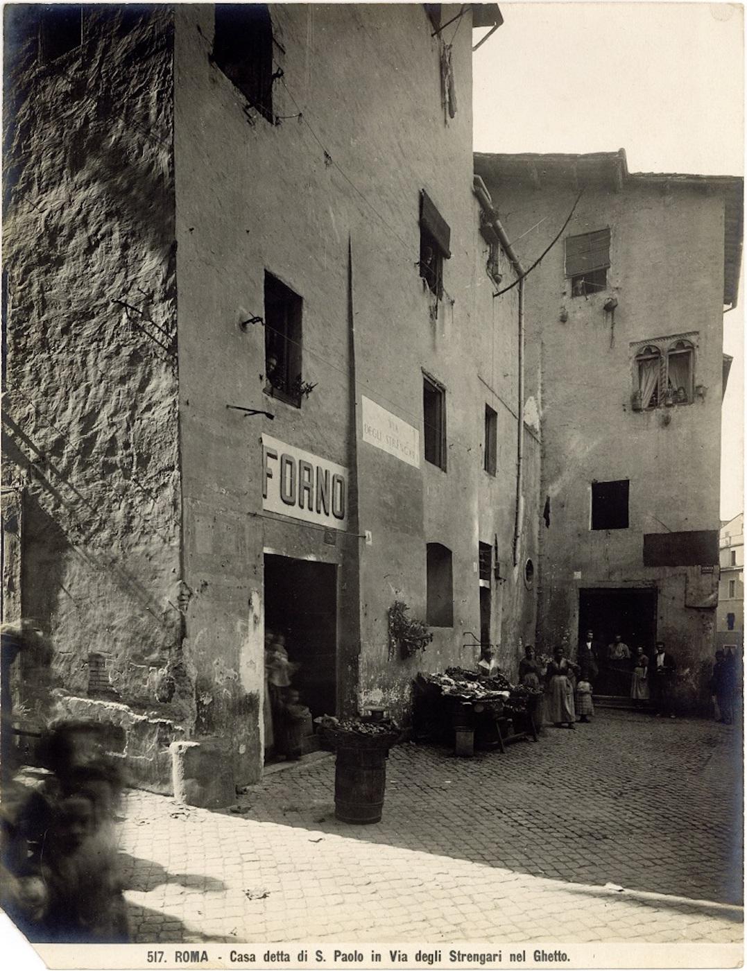 Zwei Vintage- Ansichten des Ghetto in Rom von Studio Vasari – 1920er Jahre – Photograph von Unknown