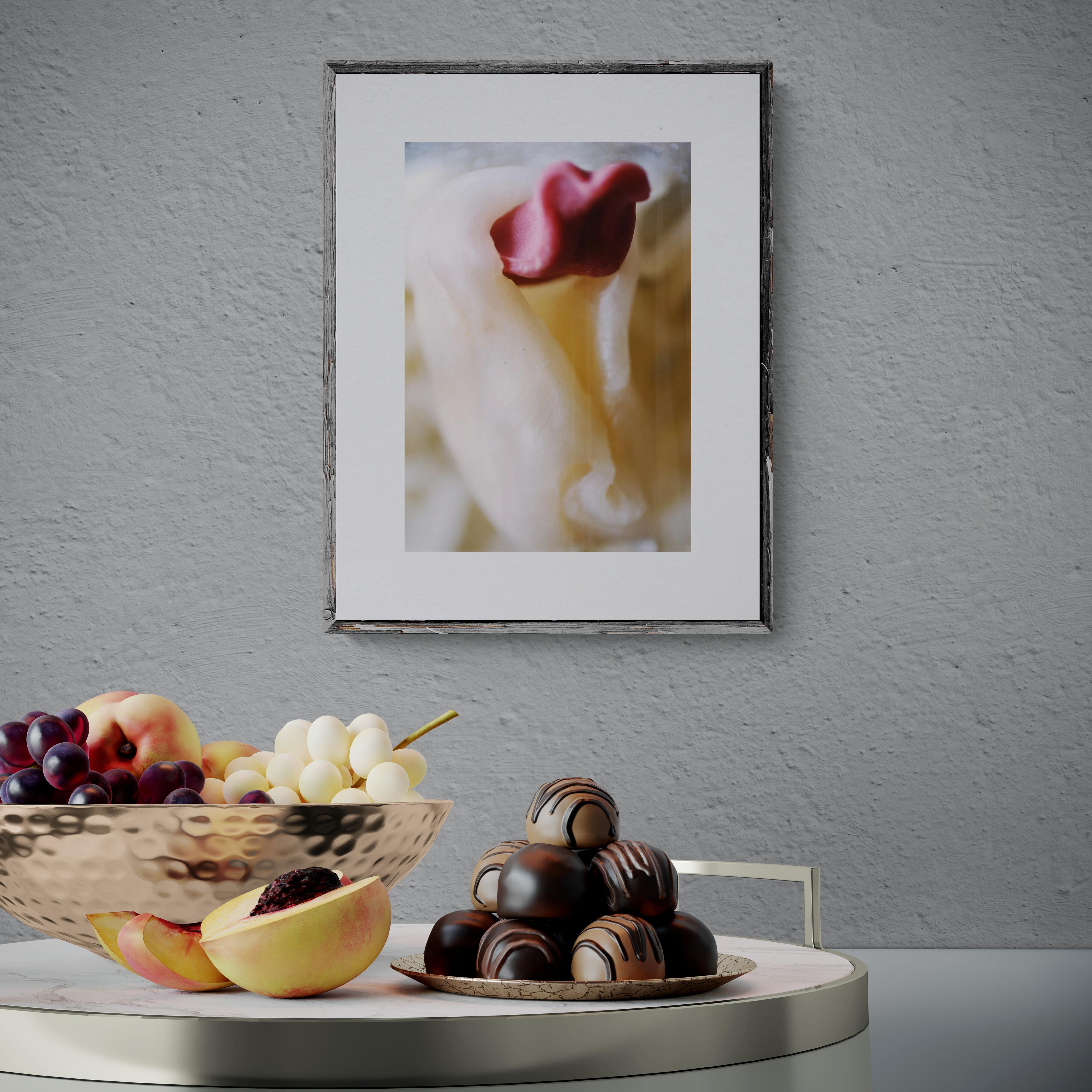 Untitled (Tongue, Warm, Nahaufnahme, Weich) – Photograph von Unknown