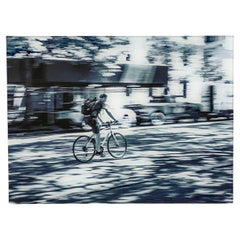 Photographie expressionniste urbaine intitulée « Hermès » représentant un homme sur une bicyclette à New York 