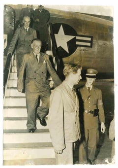 Cittadini statunitensi che scendono da un aereo militare - Anni '60