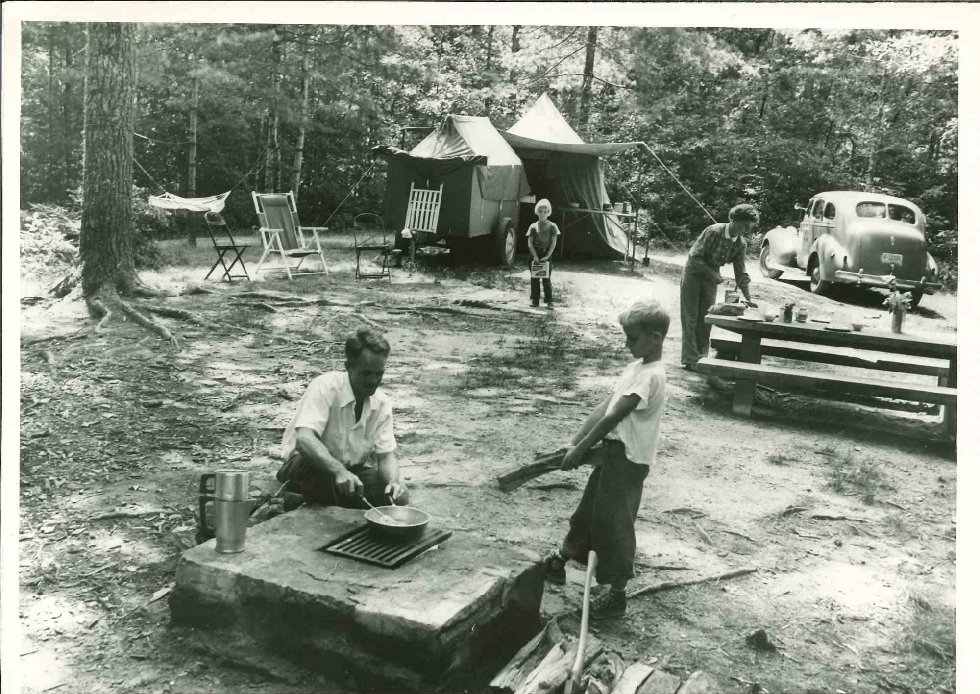 Unknown Figurative Photograph - Vacation Time in The US - American Vintage Photograph - Mid 20th Century