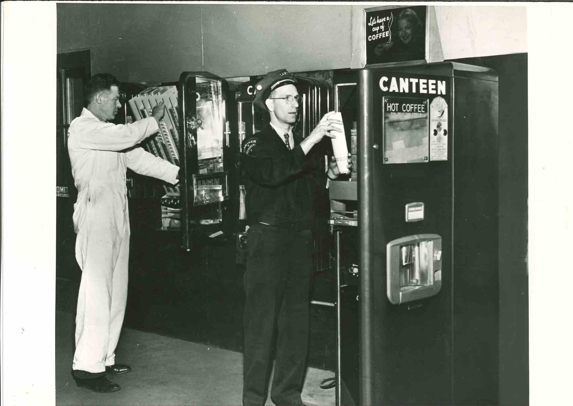 Unknown Figurative Photograph – Vending Machine – amerikanische Vintage-Fotografie – Mitte des 20. Jahrhunderts