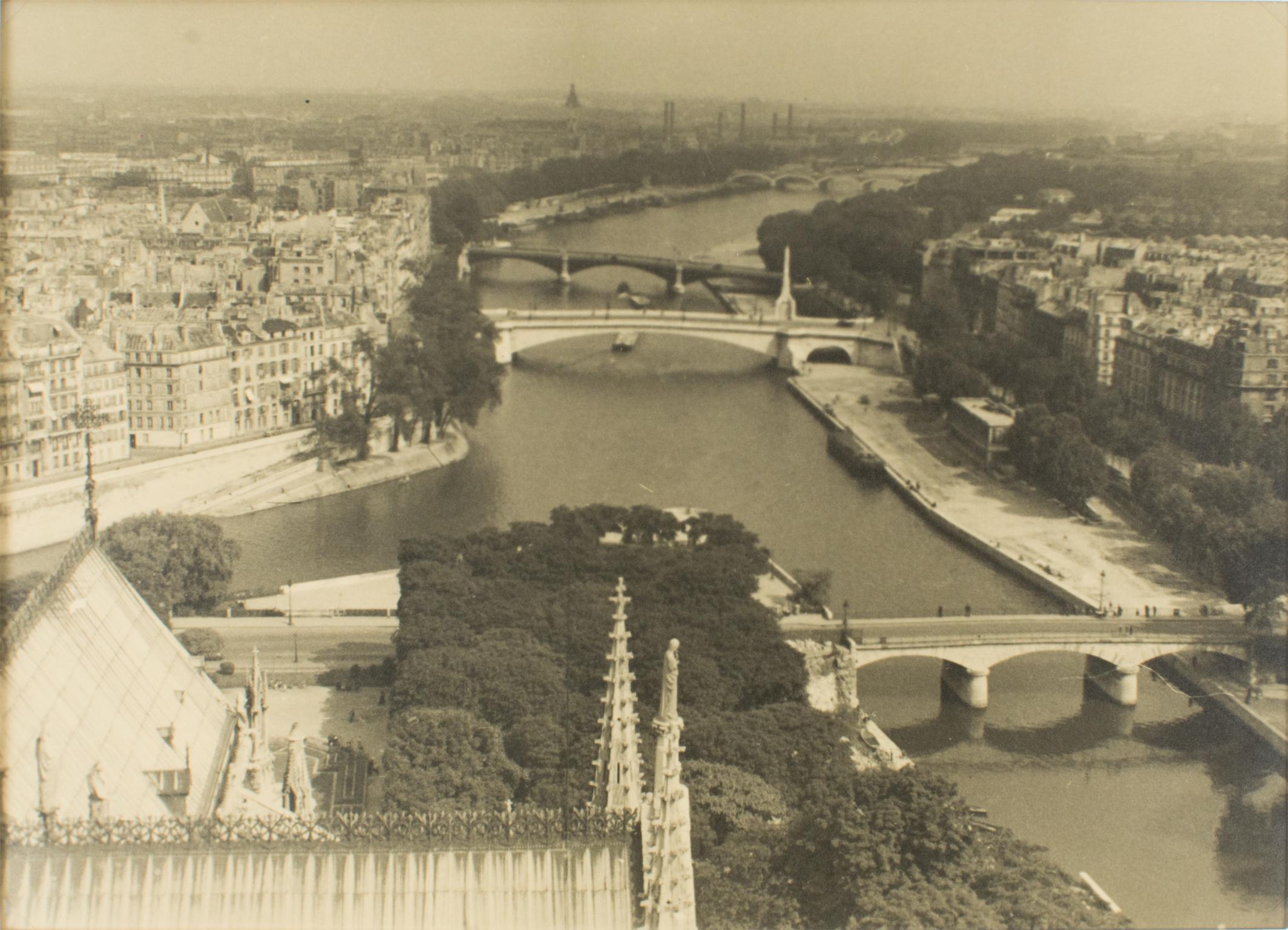 Vue de la cathédrale Notre Dame de Paris de 1950, photographie à la gélatine argentique B et W