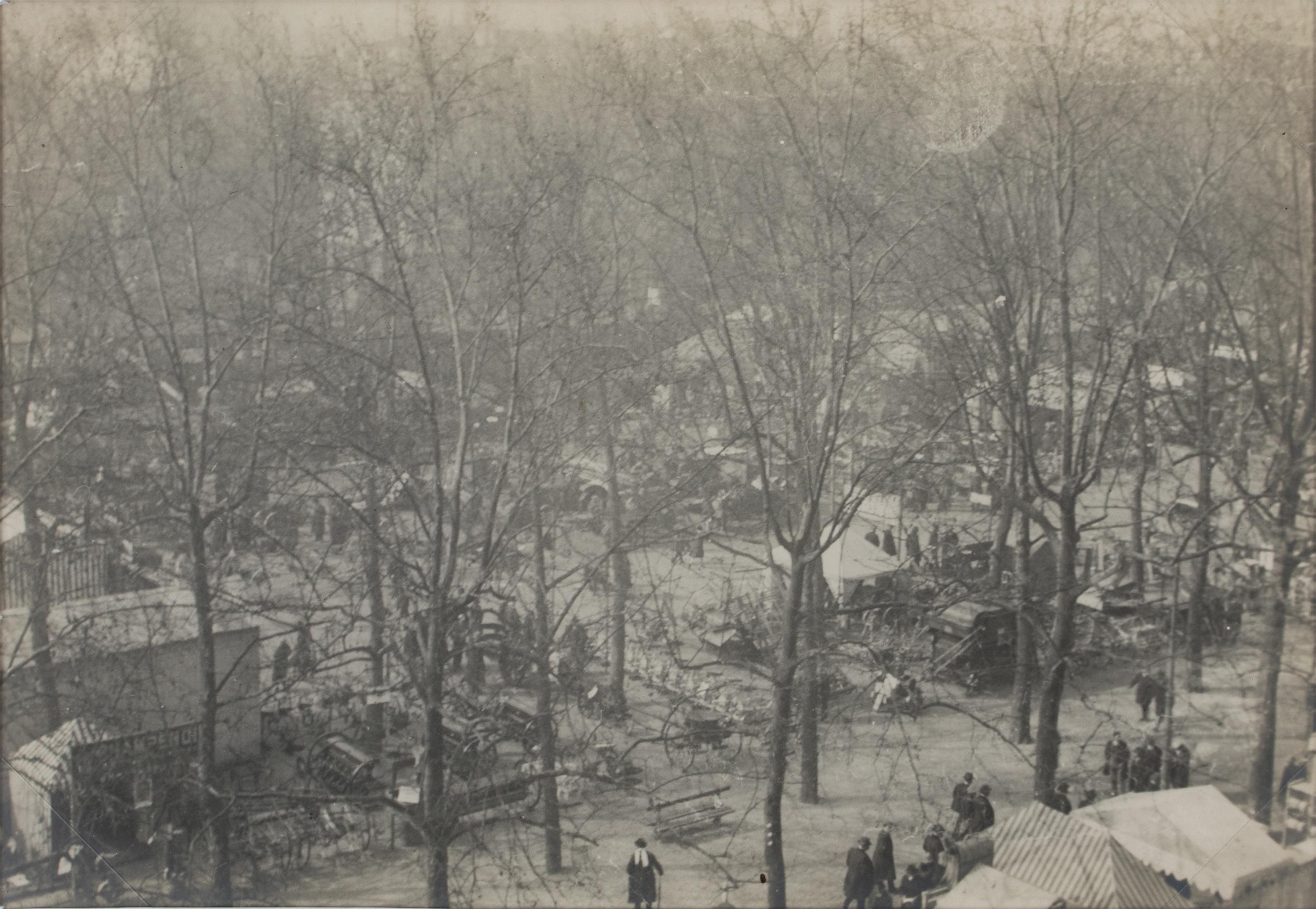 Landscape Photograph Unknown - Vue de la foire d'automne de 1927 à Lyon, photographie noir et blanc au gélatino d'argent