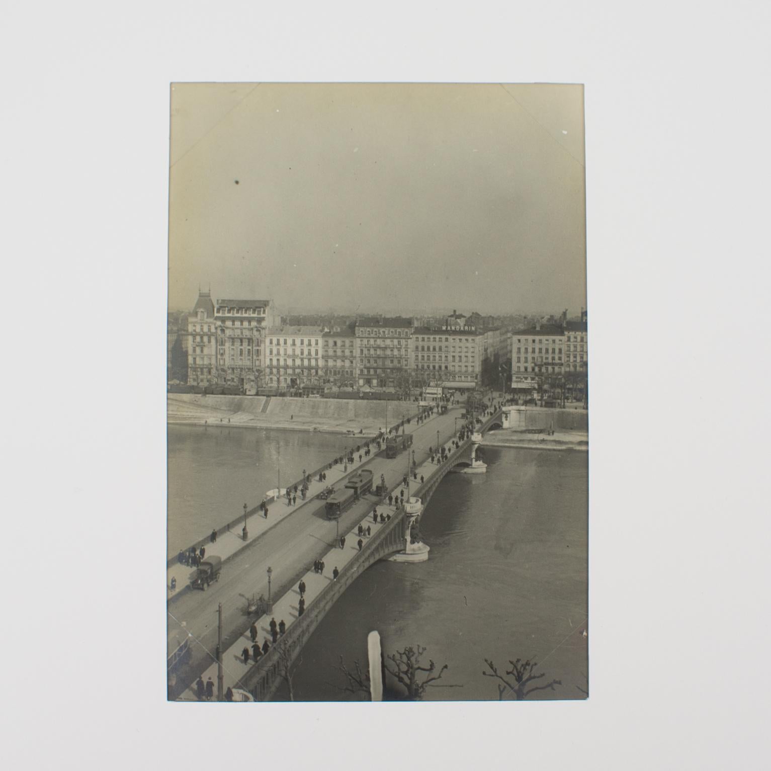 Blick auf eine Brücke in Lyon, Frankreich 1927 Silber-Gelatine-Schwarz-Weiß-Fotografie – Photograph von Unknown