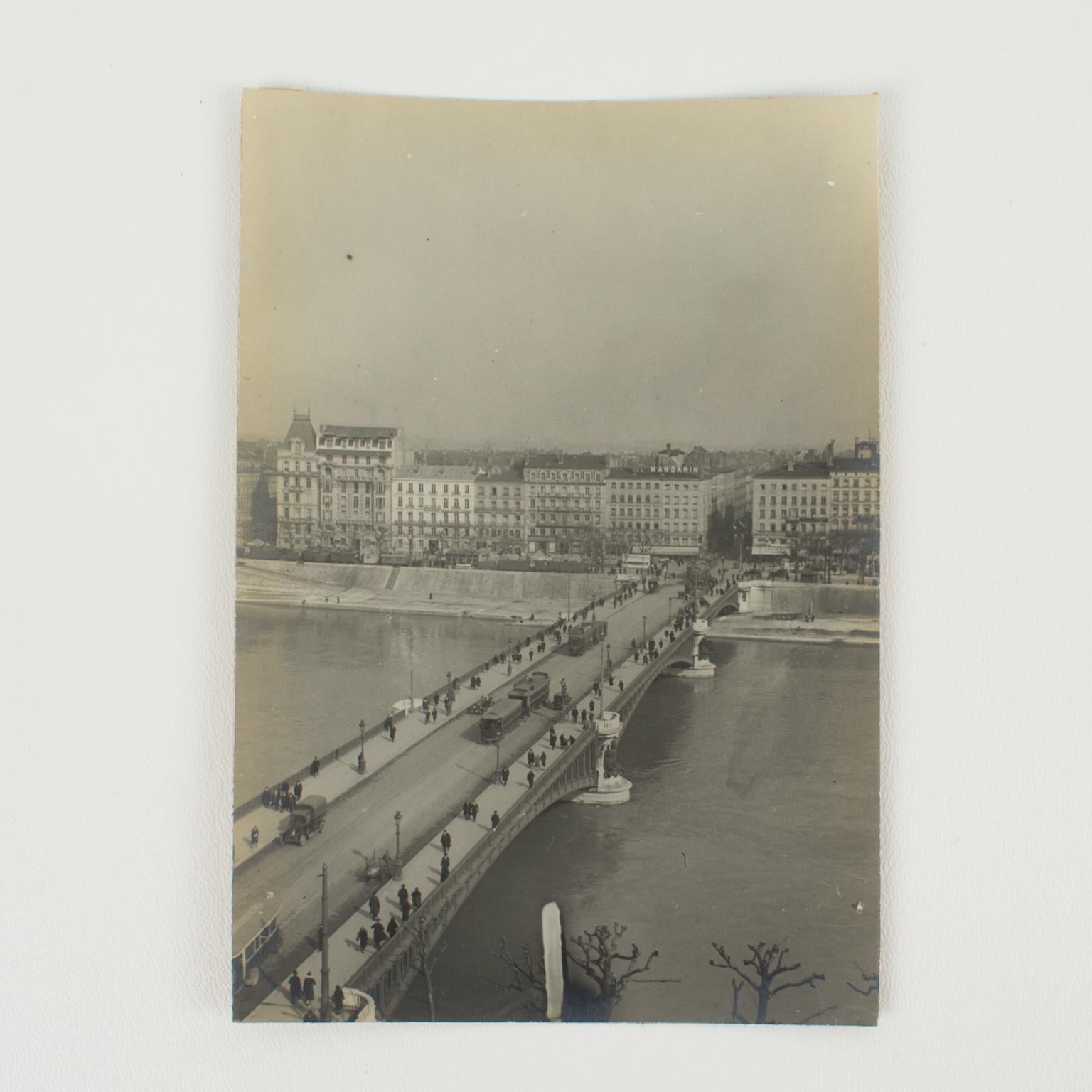 Blick auf eine Brücke in Lyon, Frankreich 1927 Silber-Gelatine-Schwarz-Weiß-Fotografie (Art déco), Photograph, von Unknown