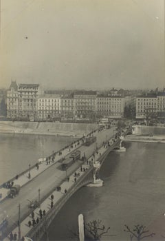 Blick auf eine Brücke in Lyon, Frankreich 1927 Silber-Gelatine-Schwarz-Weiß-Fotografie