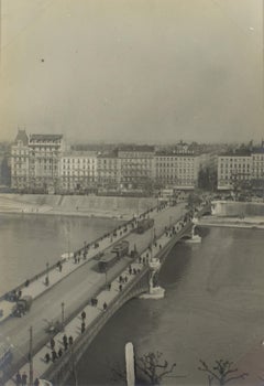 Veduta di un ponte a Lione, Francia 1927 Fotografia alla gelatina d'argento in bianco e nero