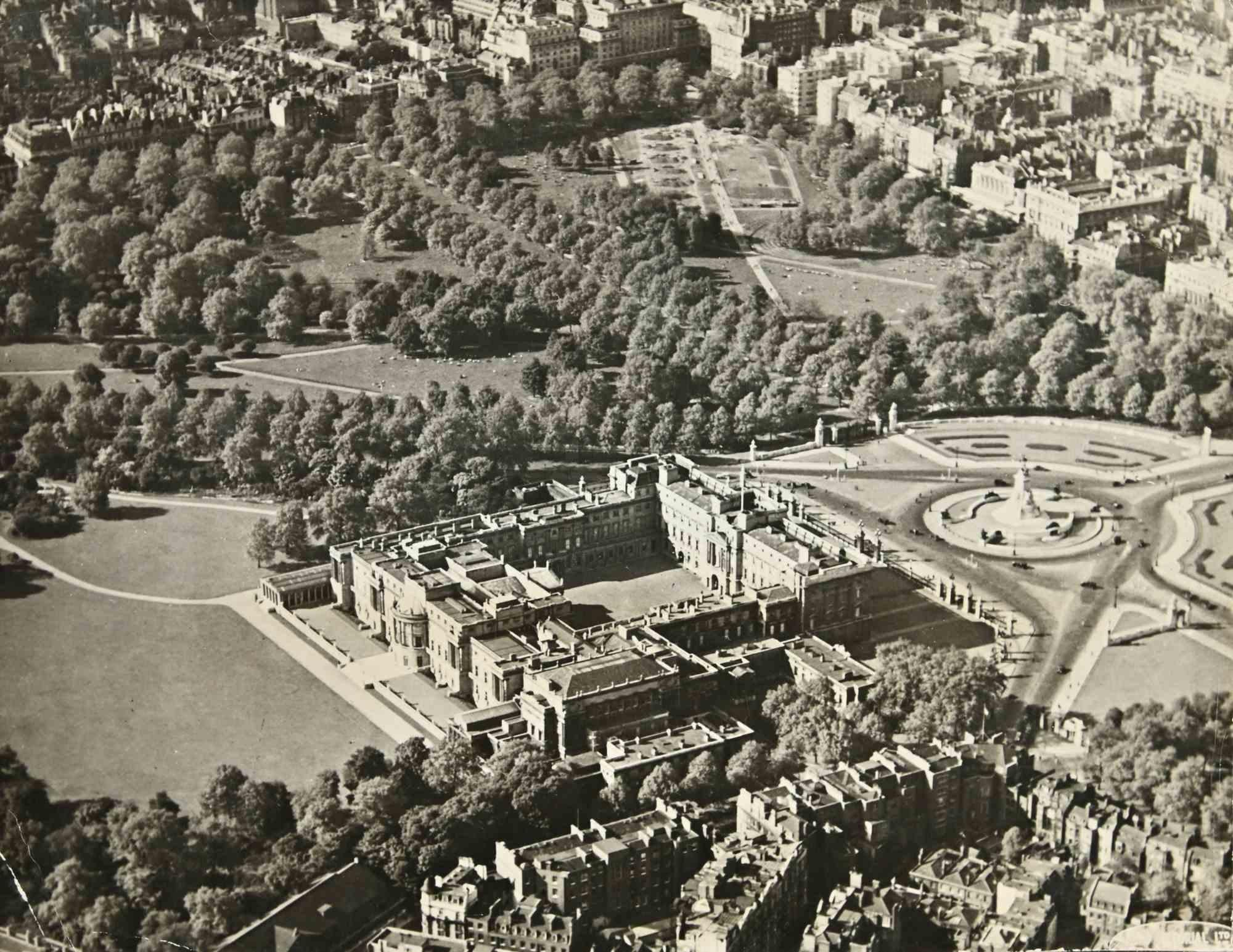 Figurative Photograph de Unknown - Vista del Palacio de Buckingham - Fotografía de época - Años 60
