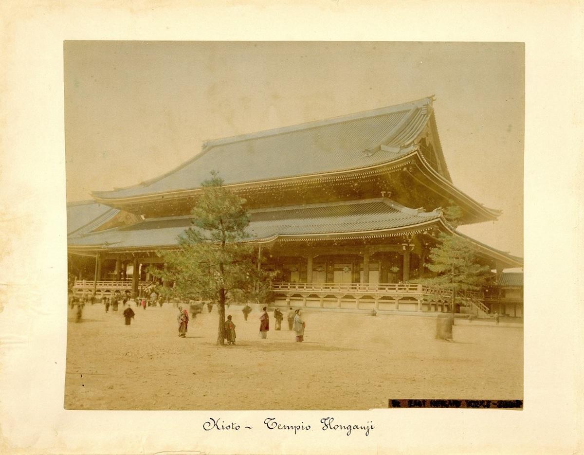 View of Honganji-Tempel in Kyoto - Antiker handkolorierter Albumendruck 1870/1890 – Photograph von Unknown
