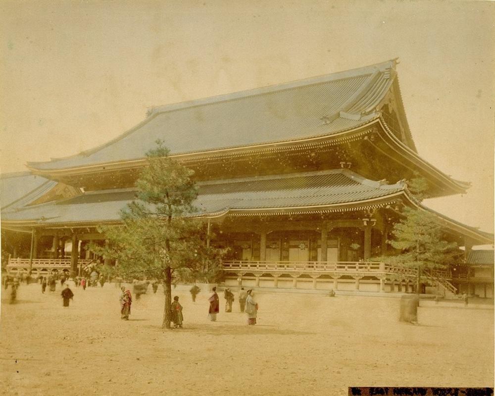 Unknown Black and White Photograph – View of Honganji-Tempel in Kyoto - Antiker handkolorierter Albumendruck 1870/1890
