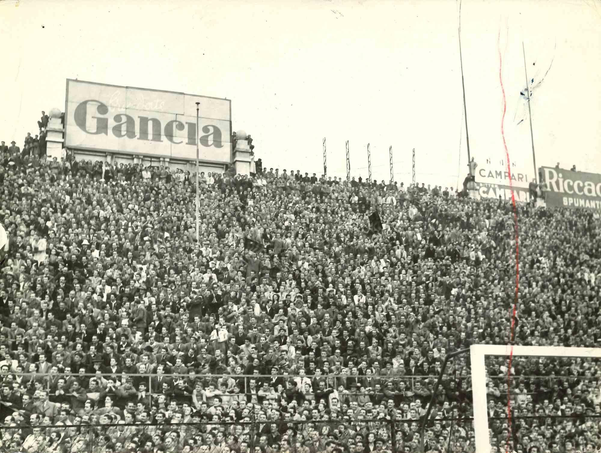 Figurative Photograph Unknown - Vue des tribunes de San Siro dans les années 1970 - Vintage Photo