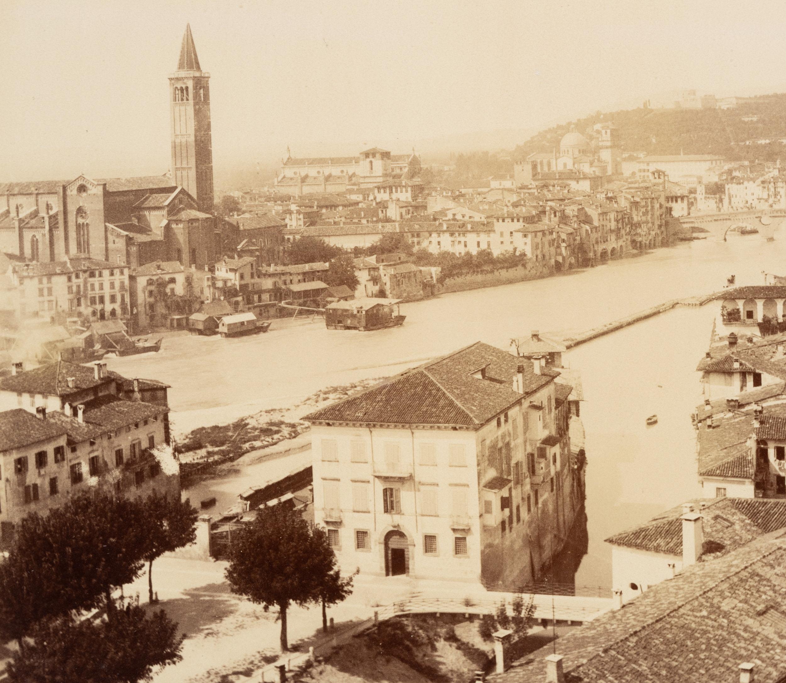 V. Florianello (19. Jahrhundert): Verona-Panorama mit Blick auf die Etsch mit dem Campanile von Sant'Anastasia am linken Ufer, um 1880, Albumenpapierabzug

Technik: Albuminpapierdruck

Beschriftung: Rechts unten in der Druckplatte signiert: 
