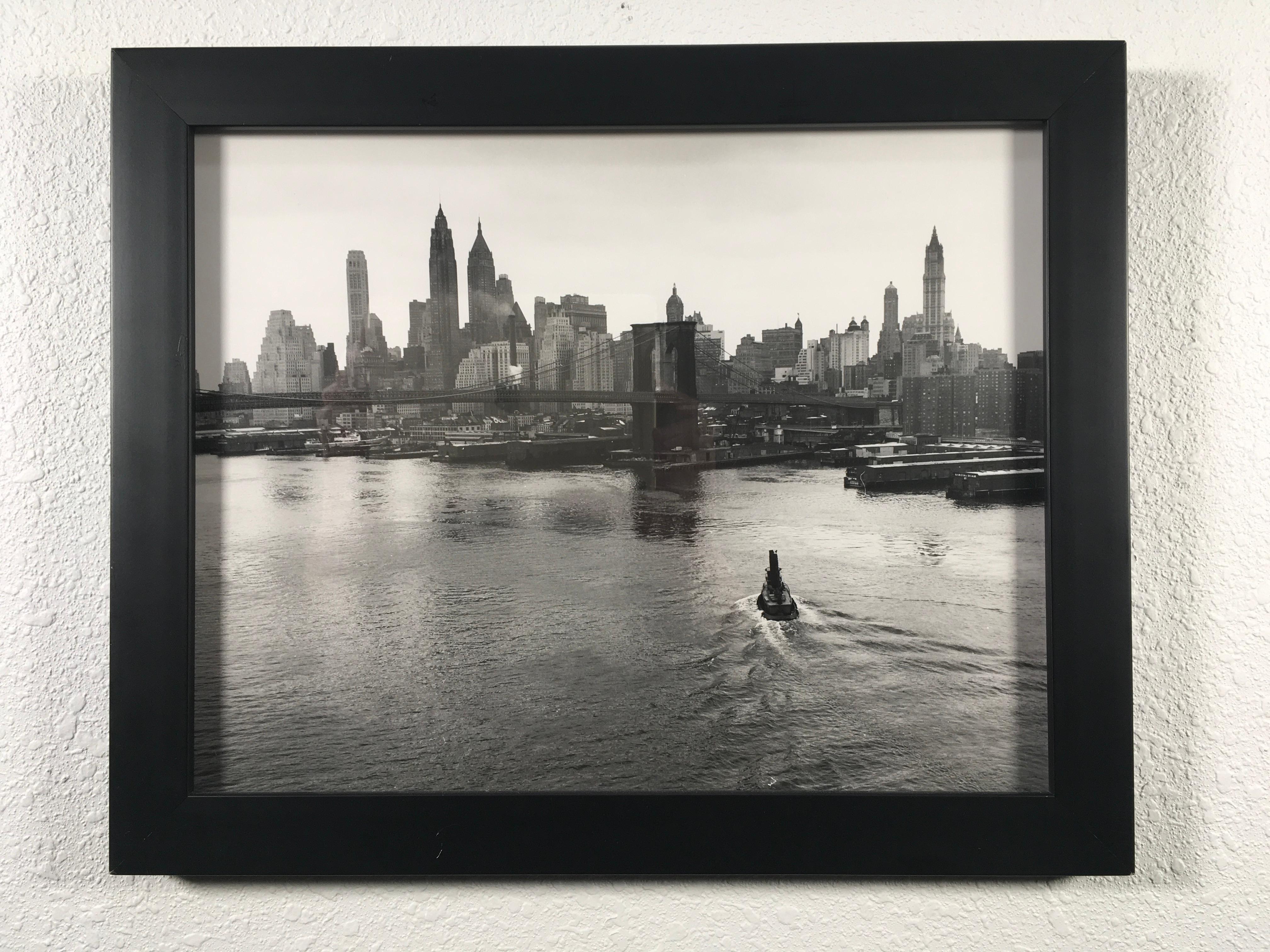  Vintage Manhattan Skyline' mit Fluss', von Unknown, Schwarz-Weiß-Fotografie im Angebot 1