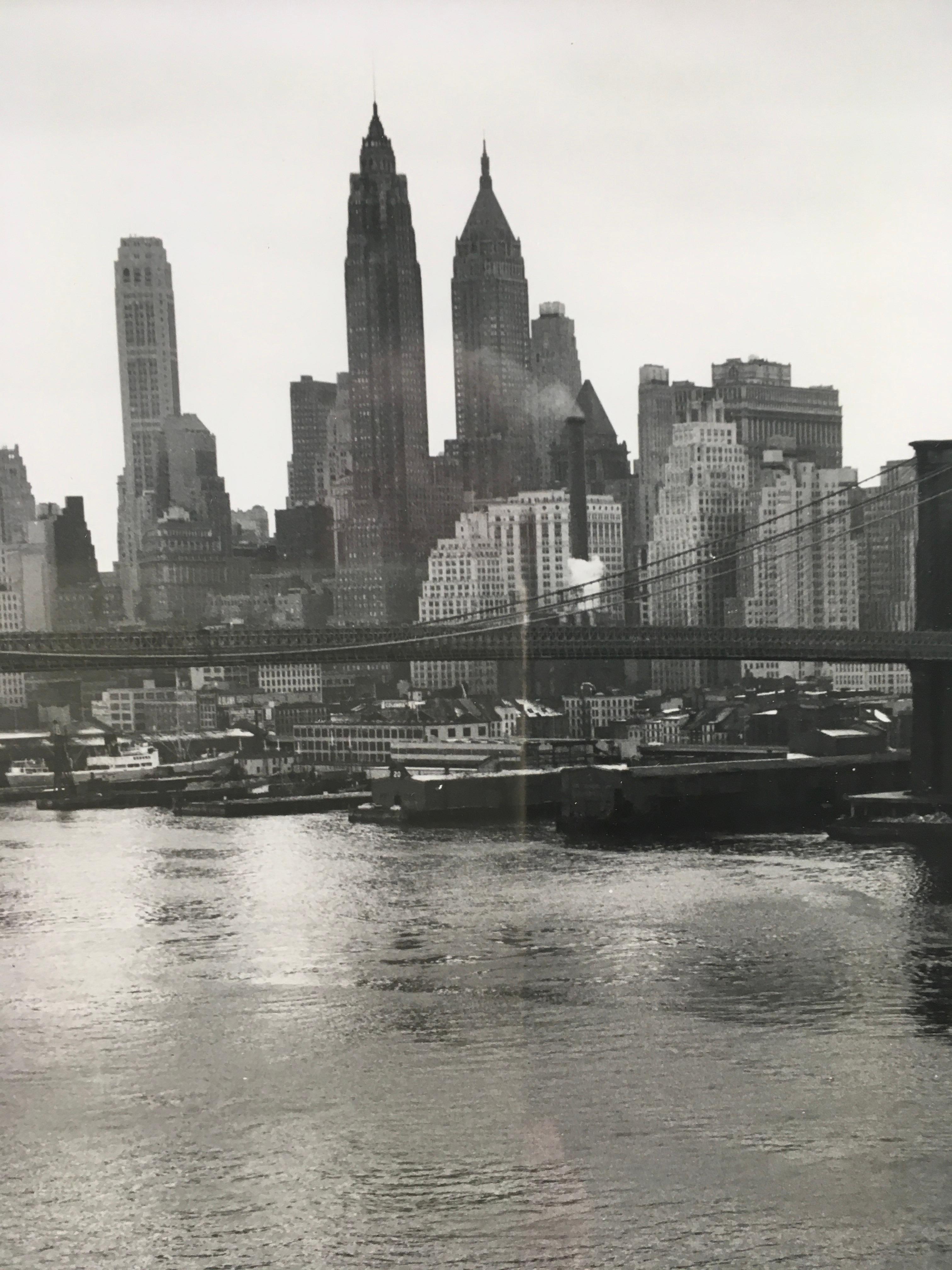  Vintage Manhattan Skyline' mit Fluss', von Unknown, Schwarz-Weiß-Fotografie im Angebot 4