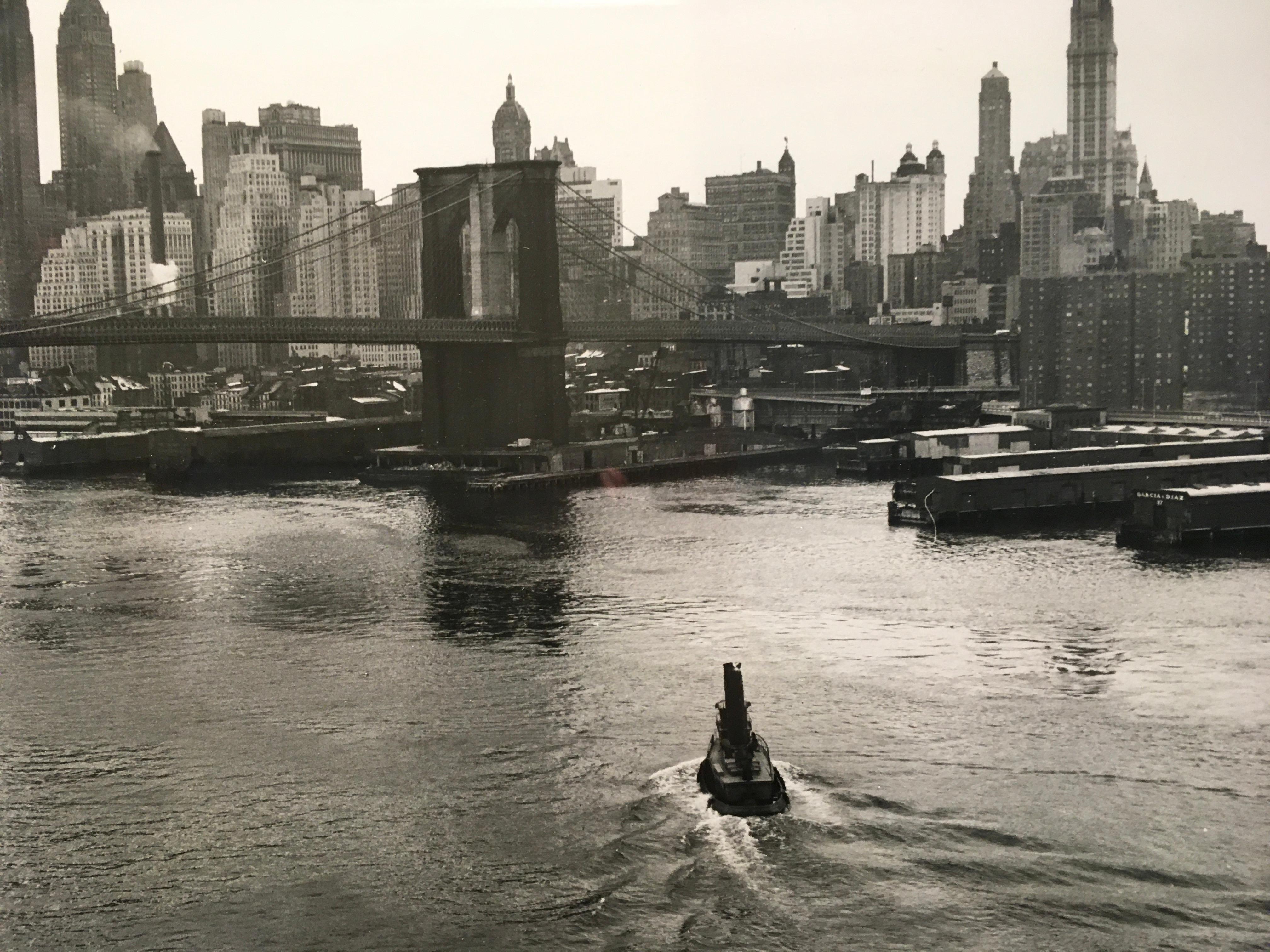 Vintage Manhattan Skyline' mit Fluss', von Unknown, Schwarz-Weiß-Fotografie im Angebot 6