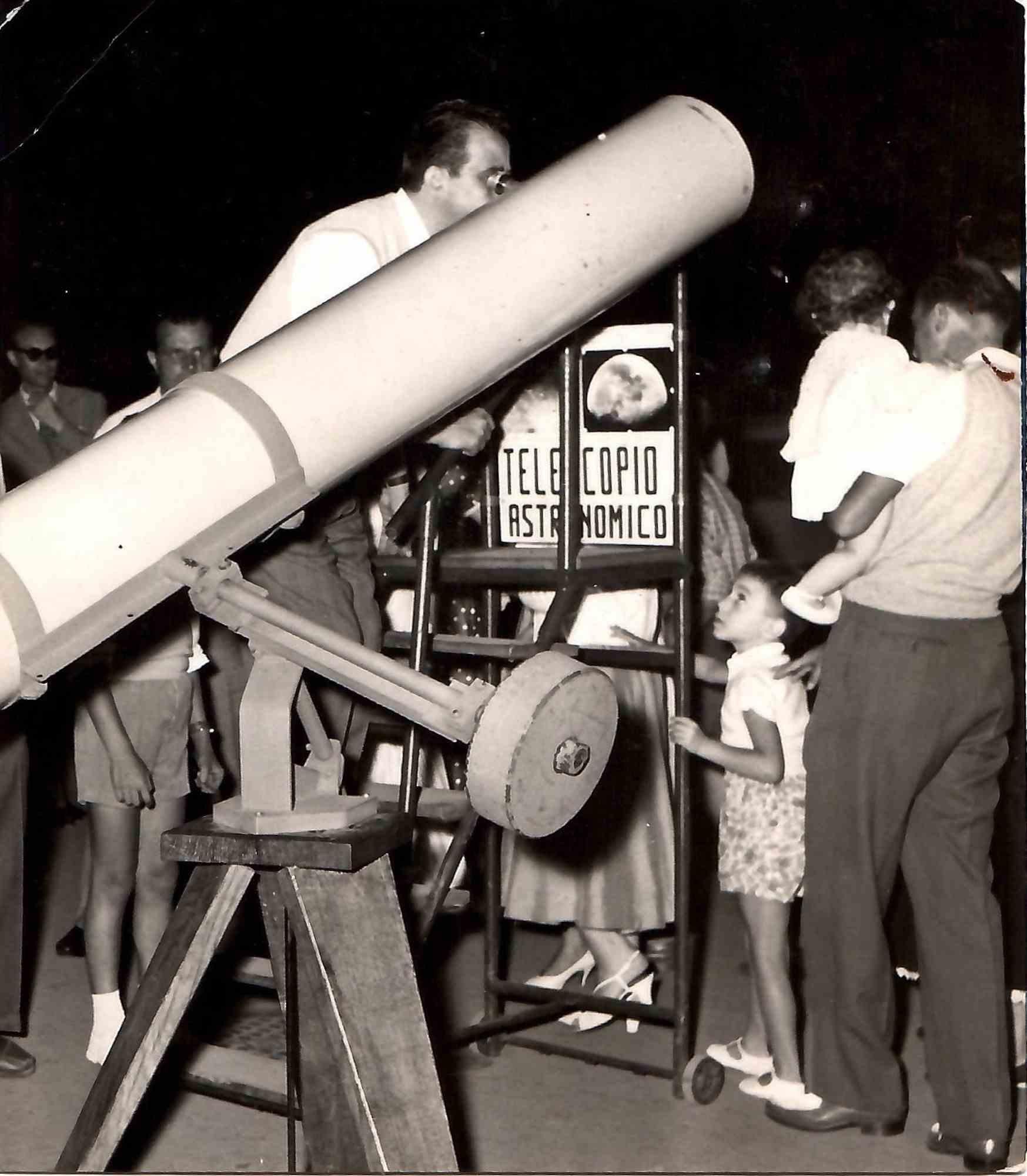Unknown Black and White Photograph - Vintage Photo of a Telescope of Amateur Telescope - B/W photo - 1960s