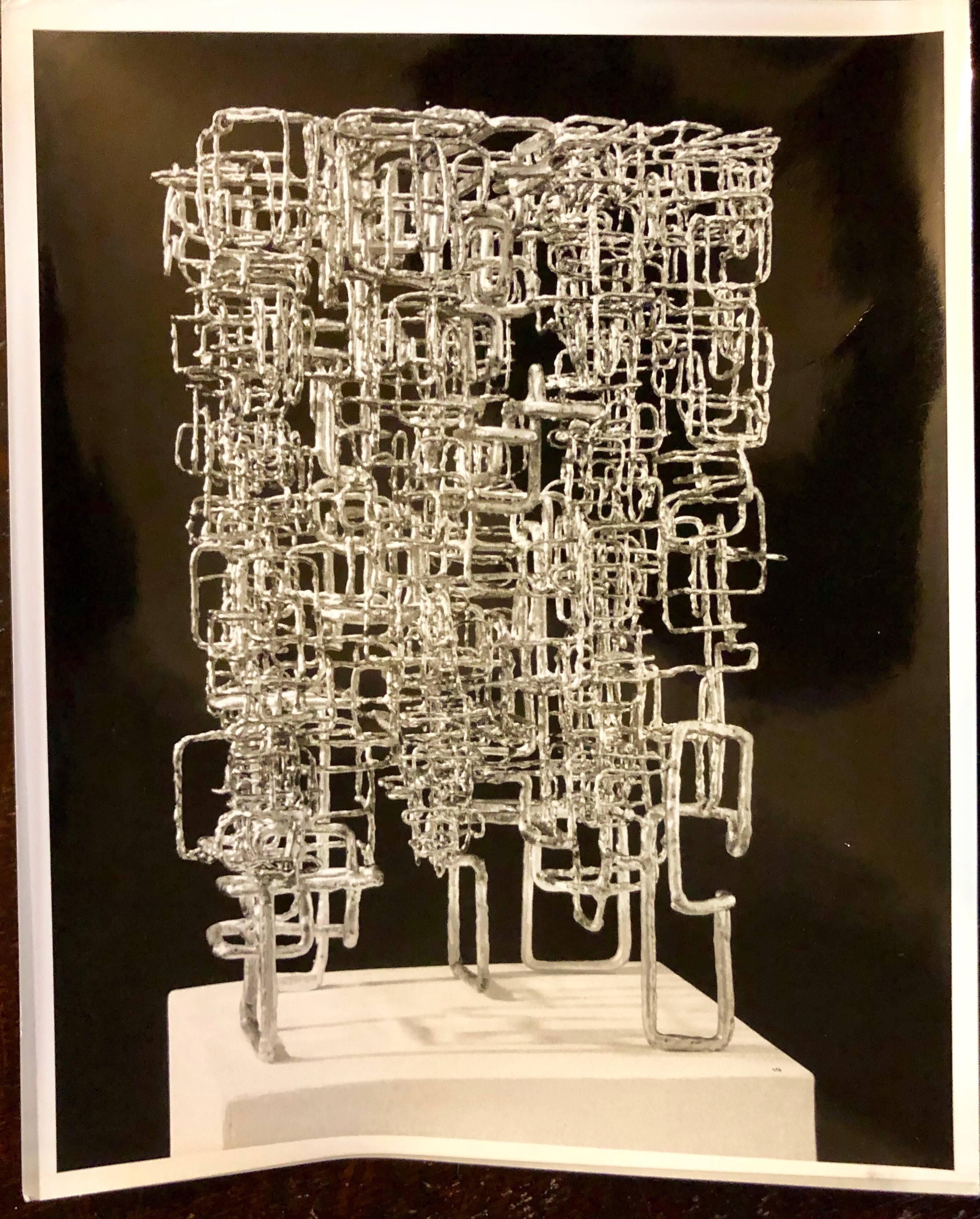Unknown Abstract Photograph – Silber-Gelatine-Foto der modernistischen Skulptur von Ibram Lassaw (Fotografie)
