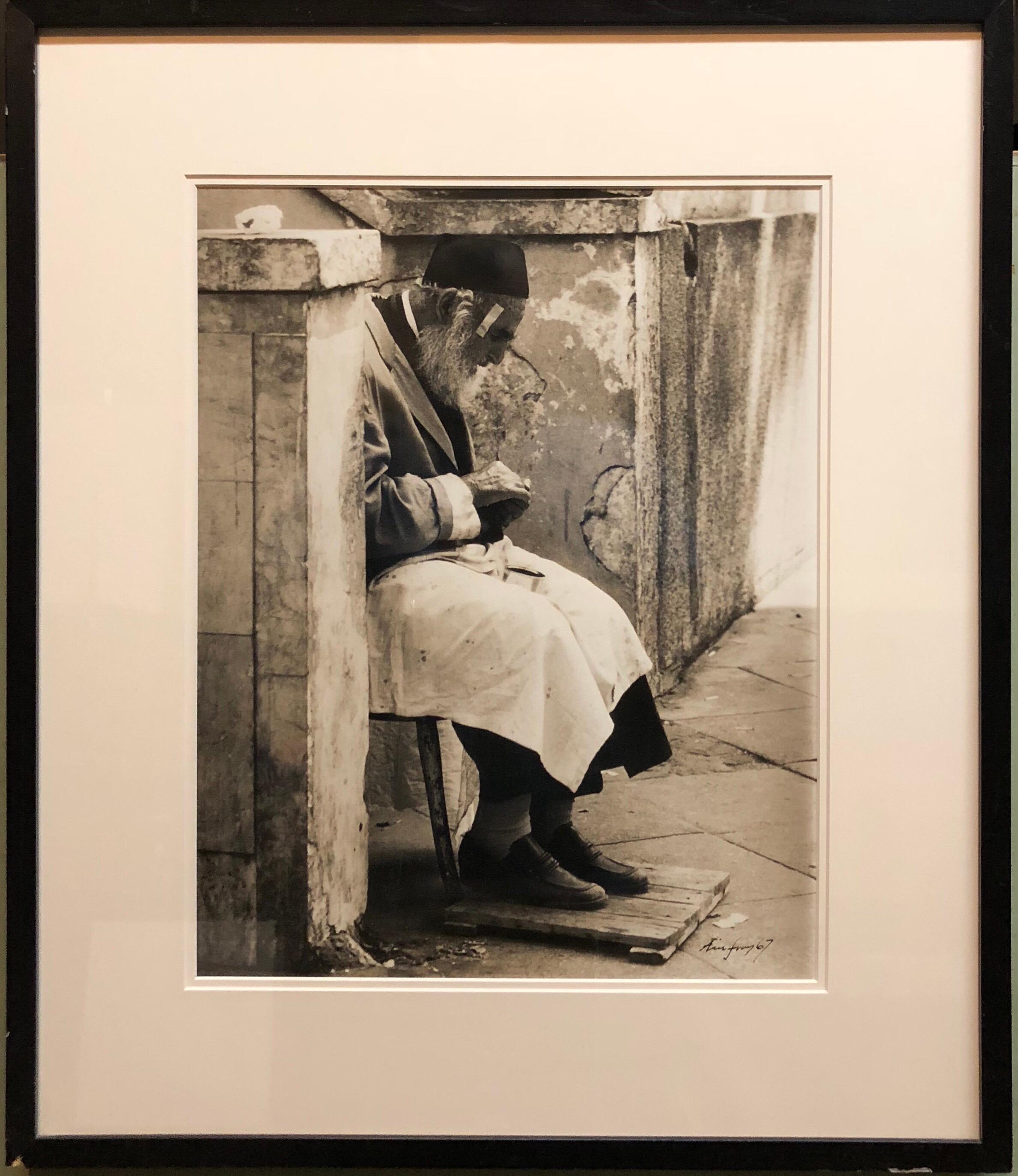 Silbernes Gelatinesilber mit signiertem Druck eines Alten Jüdchens in Jerusalem Pious Craftsman (Realismus), Photograph, von Unknown