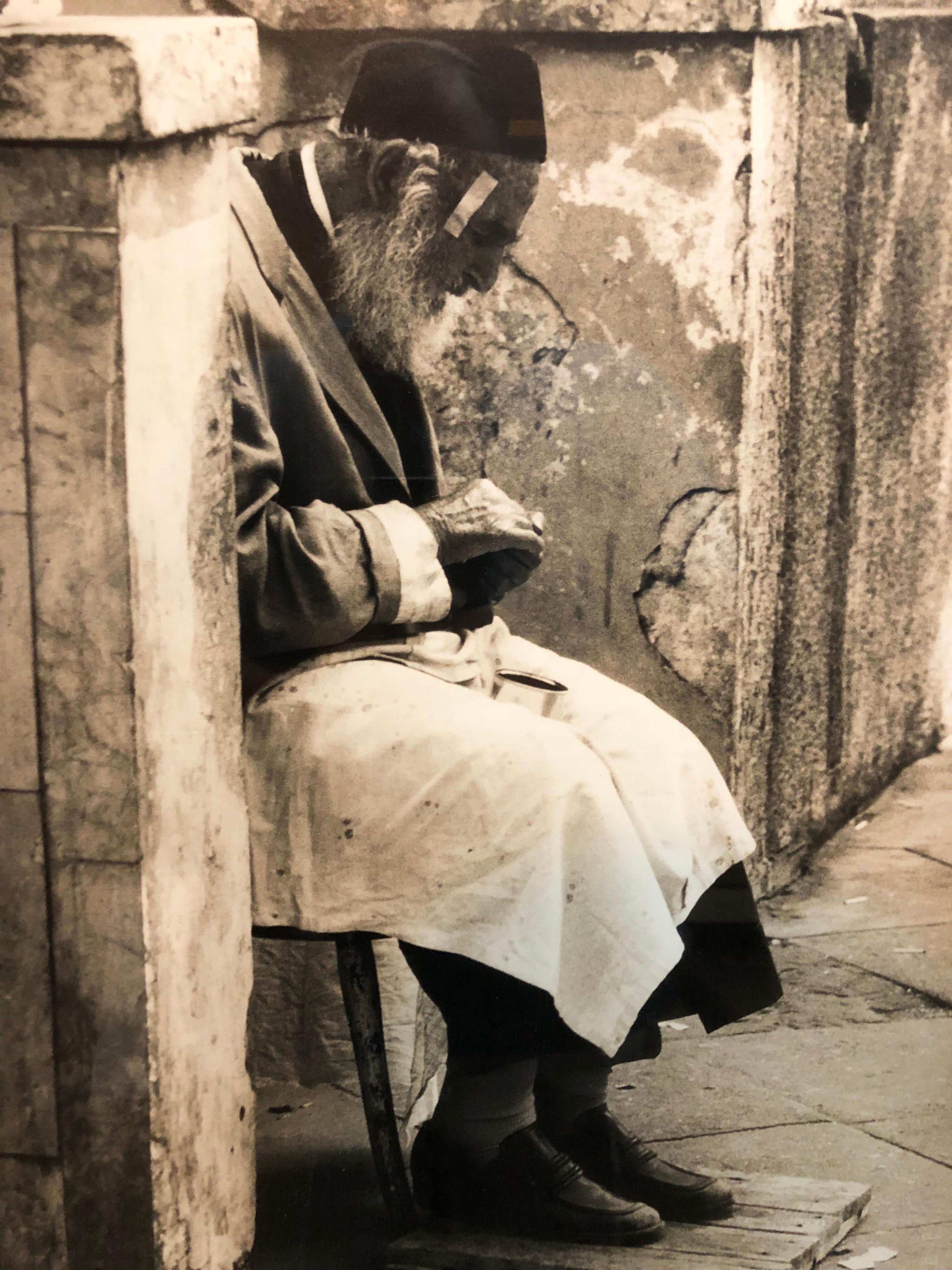 Unknown Figurative Photograph – Silber-Gelatine- signierter Druck Old Jew in Jerusalem Pious Craftsman, Vintage