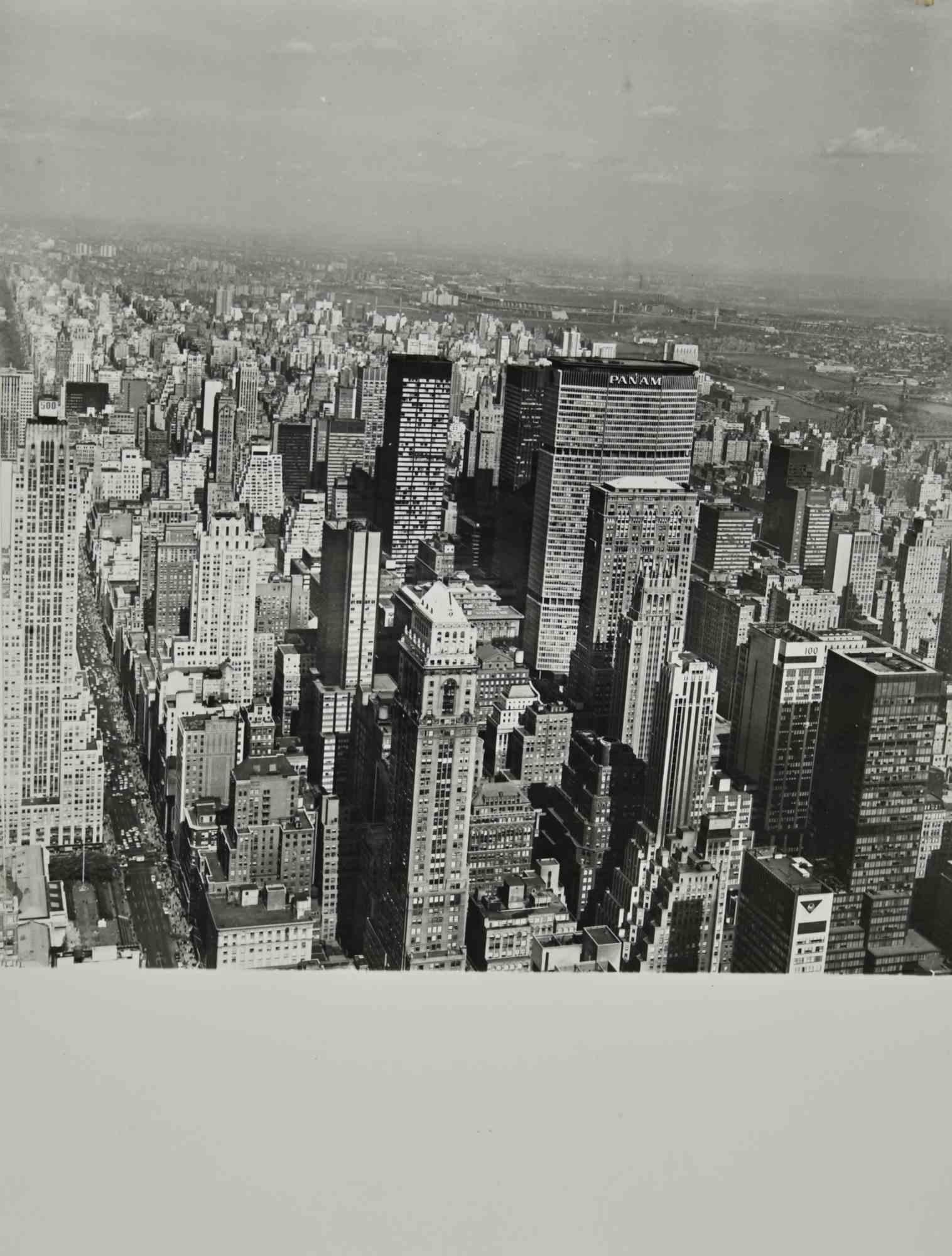 Figurative Photograph de Unknown - Vista Skiline Vintage de Nueva York - Foto - Mediados Siglo XX