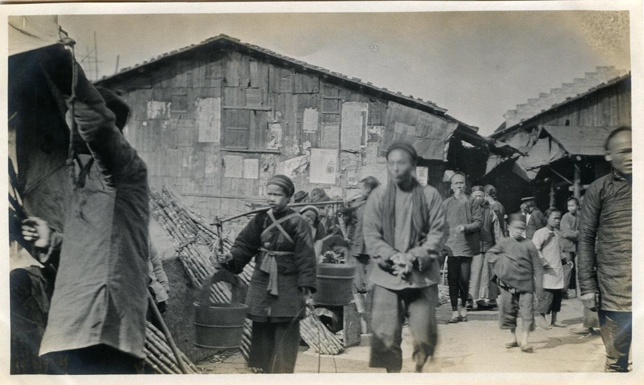 Unknown Figurative Photograph – Vintage-Vintage-Ansicht einer Straße in Wuchow – Vintage-Fotografie – 1925