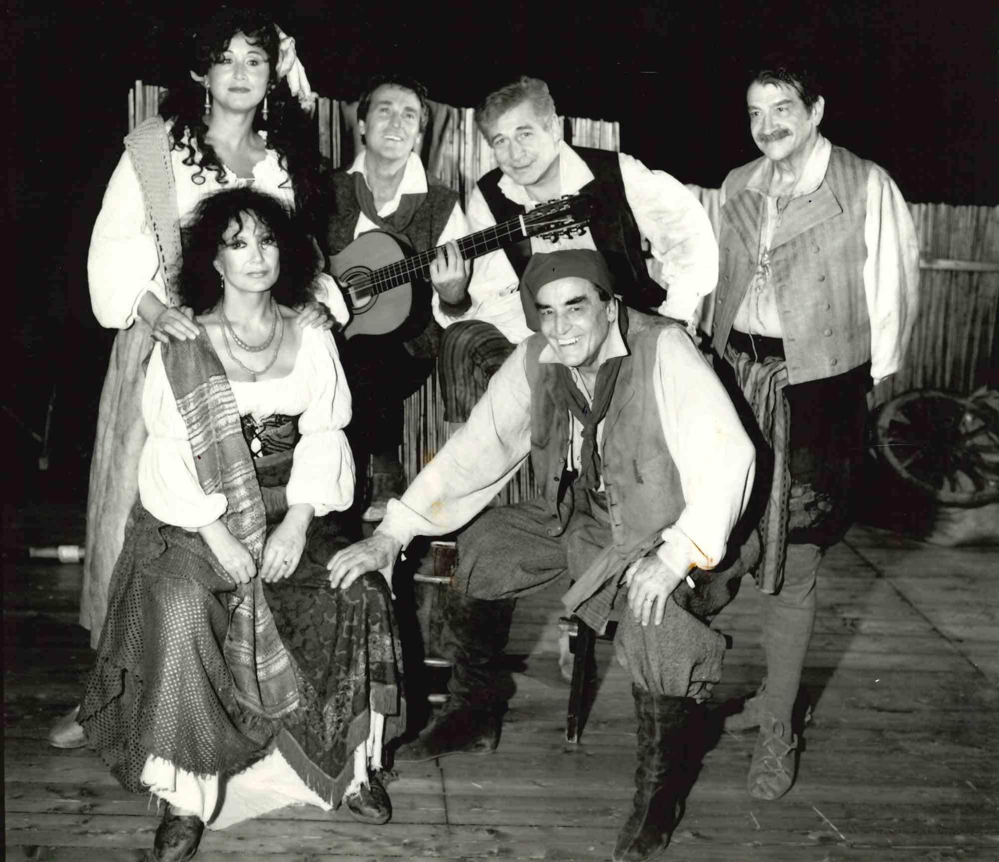 Figurative Photograph Unknown - Vittorio Gassman et sa compagnie - Photo d'époque - années 1980