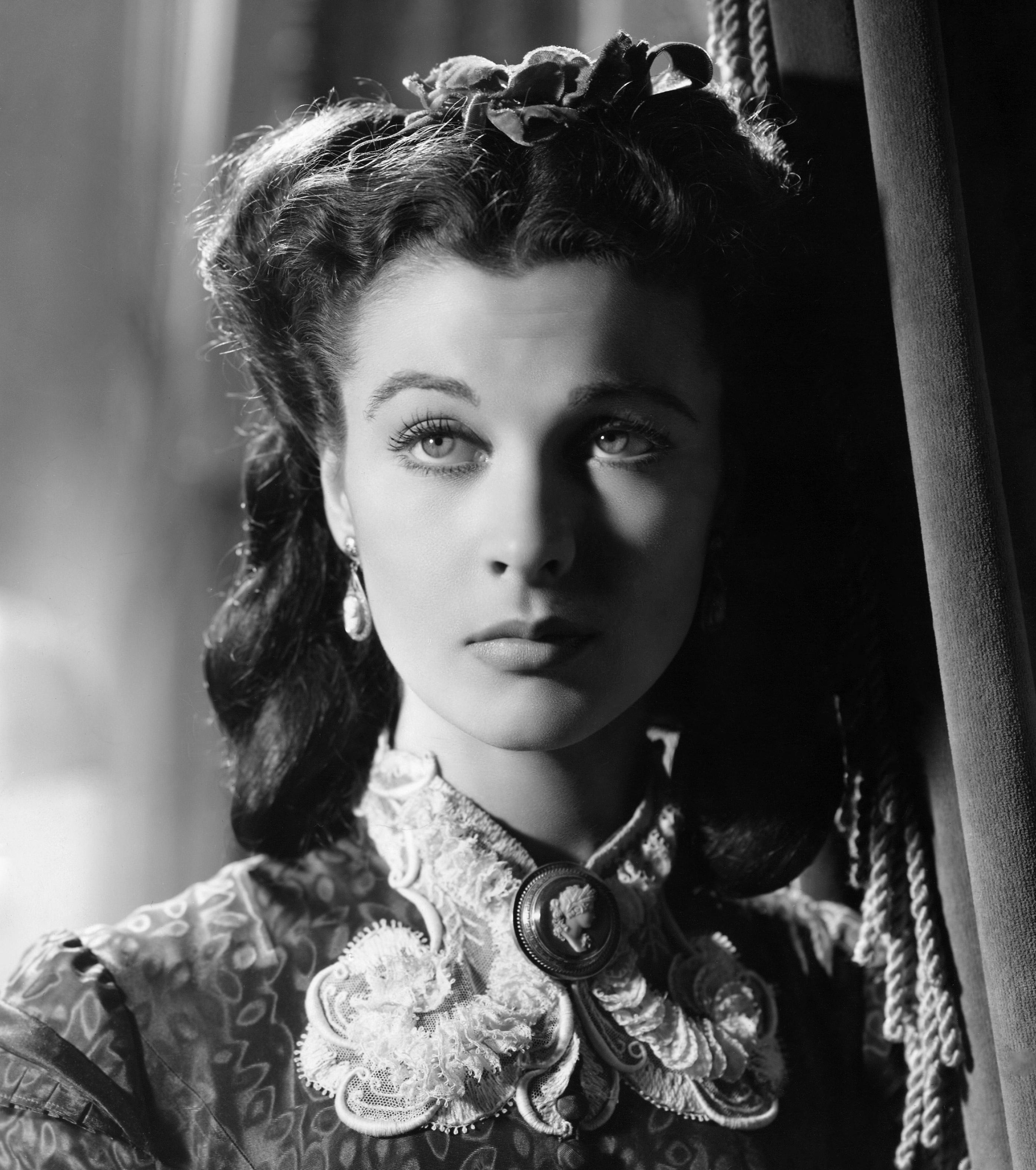 Unknown Portrait Photograph – Vivien Leigh "Gone with the Wind" Globe Photos Fine Art Print