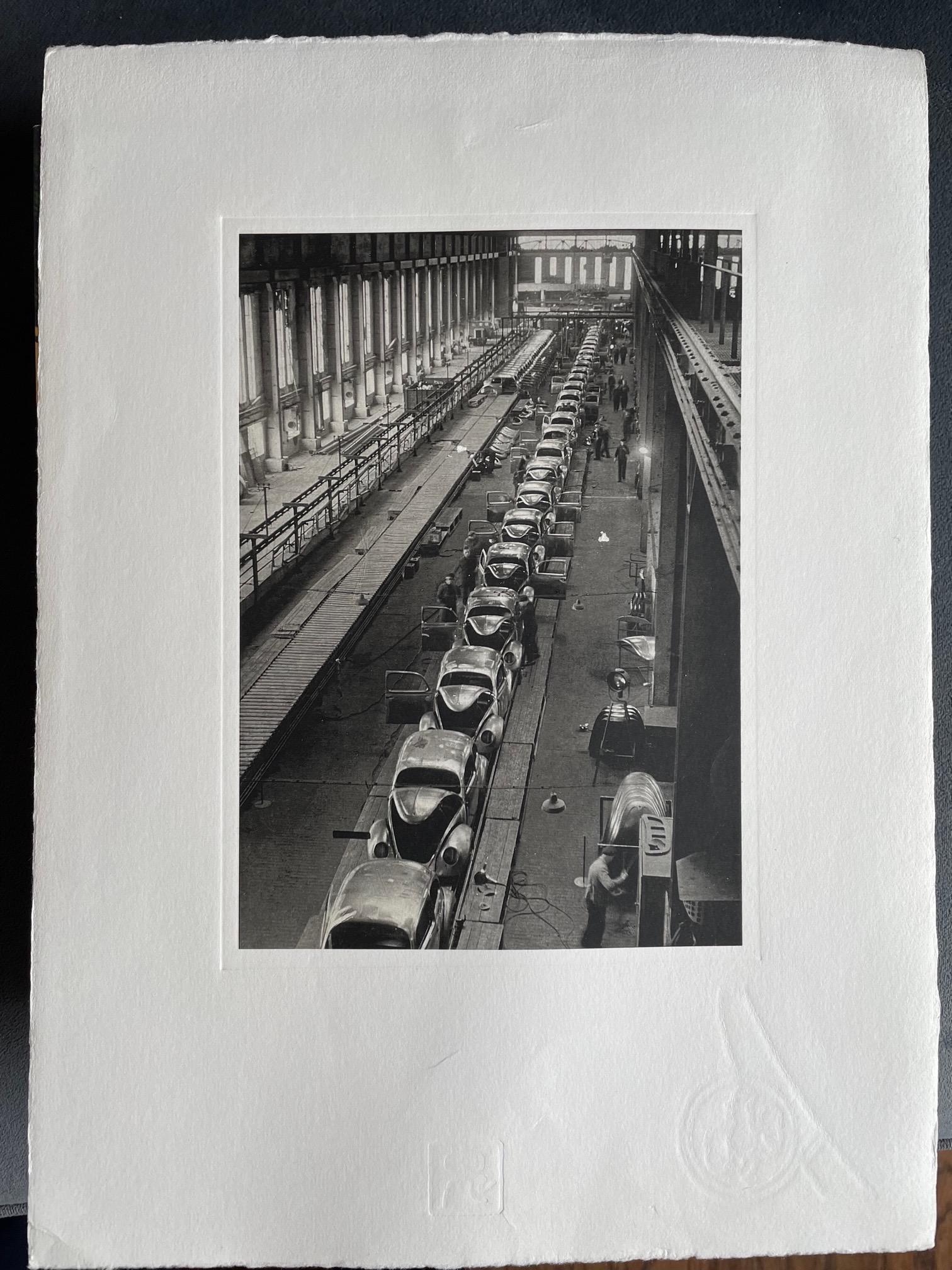 VW Bug Car Assembly Factory Line – Photograph von Unknown