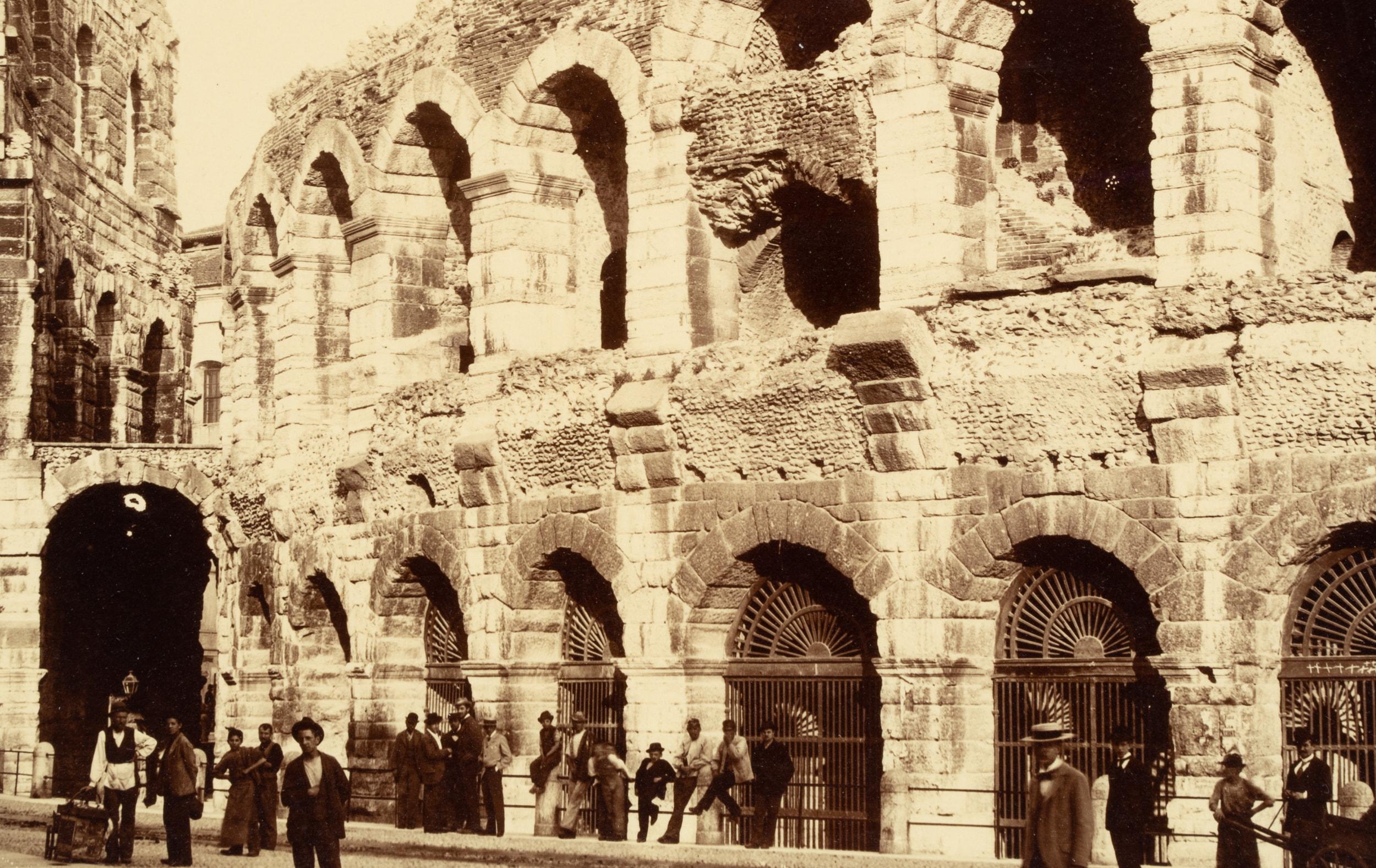 Die Wände der Arena von Verona – Photograph von Unknown
