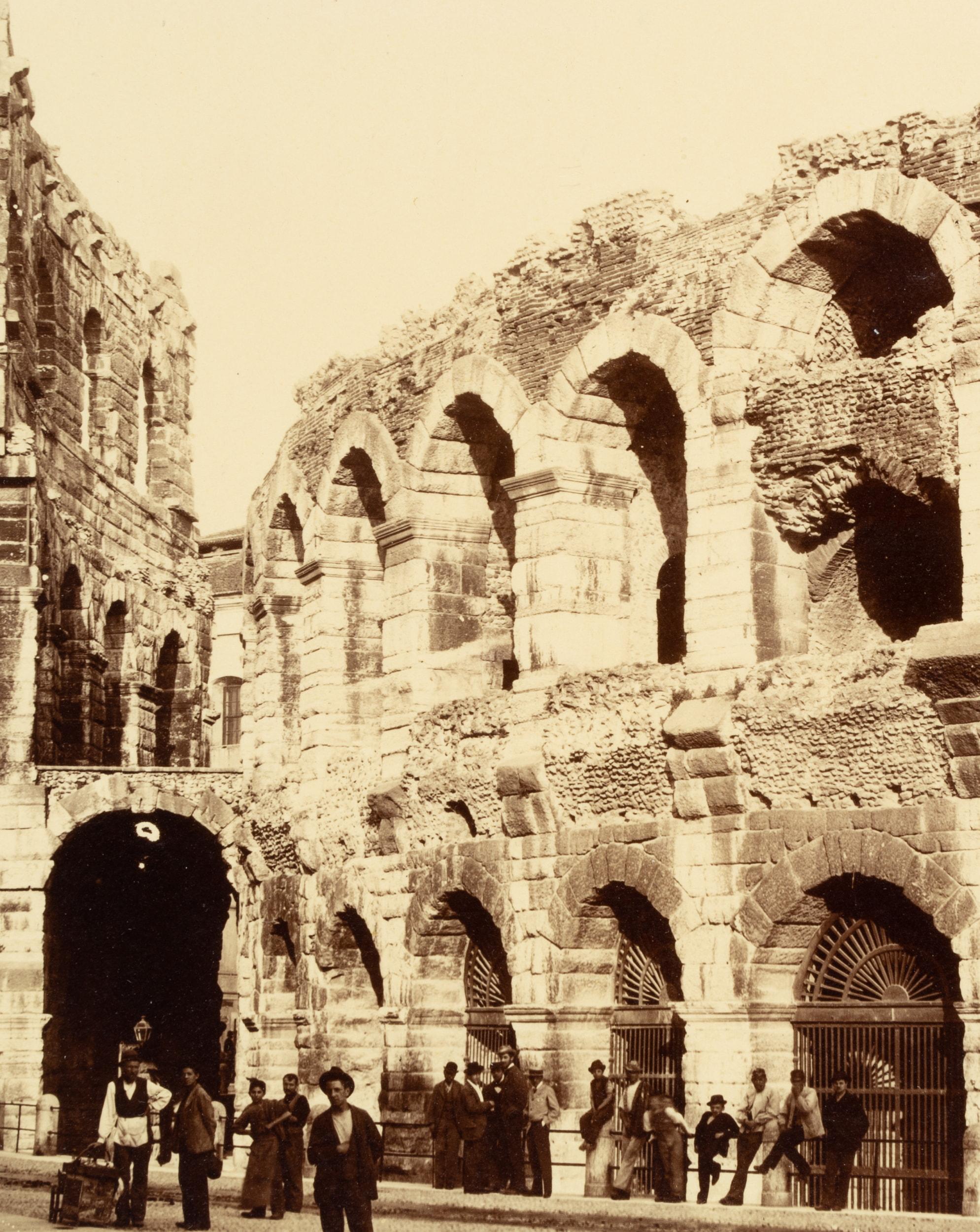 V. Florianello (19th century): In front of the walls of the Arena in Verona With passers-by, guides and city dwellers, c. 1880, albumen paper print

Technique: albumen paper print

Inscription: Lower right signed in the printing plate: 